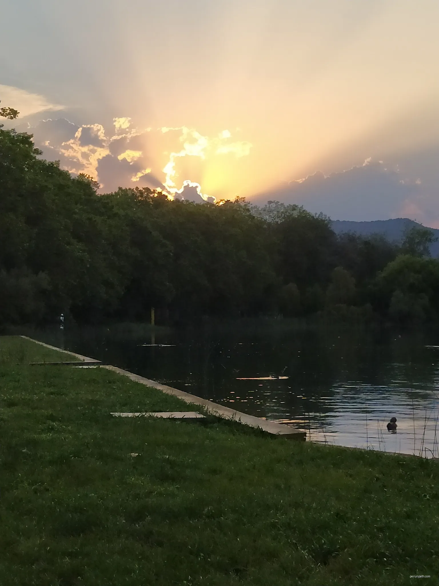 Estany de Banyoles | Autor: Almayael | Licencja: CC BY-SA 4.0 | Źródło: Wikimedia Commons