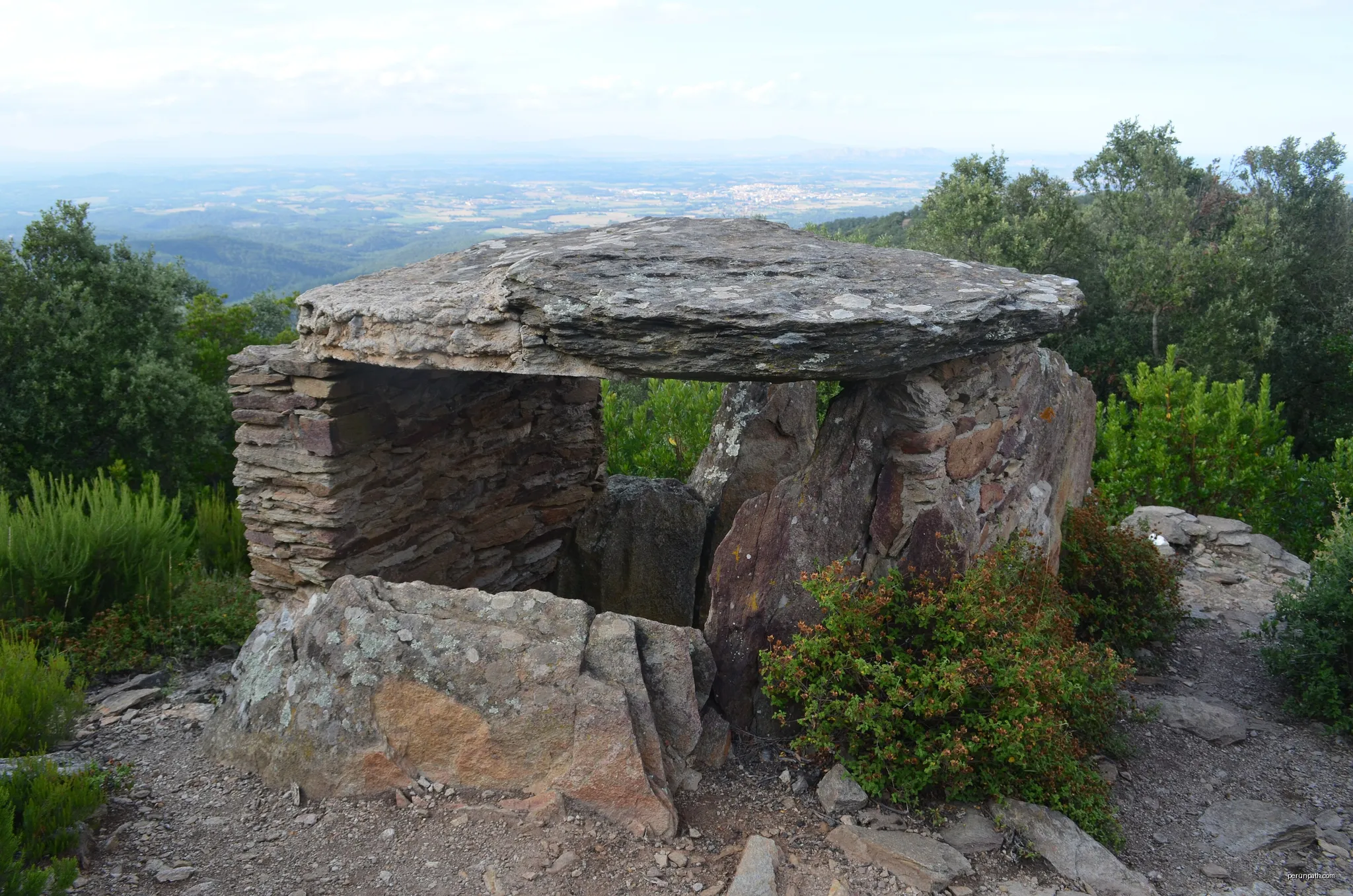 Puig d'Arques, dolmen | Autor: Karsten Ratzke | Licencja: CC0 | Źródło: Wikimedia Commons