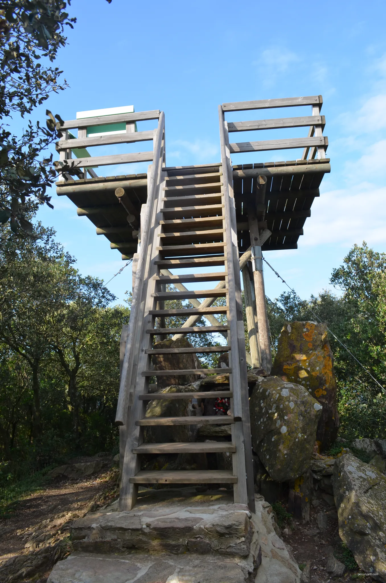Puig d'Arques, observation tower | Autor: Karsten Ratzke | Licencja: CC0 | Źródło: Wikimedia Commons