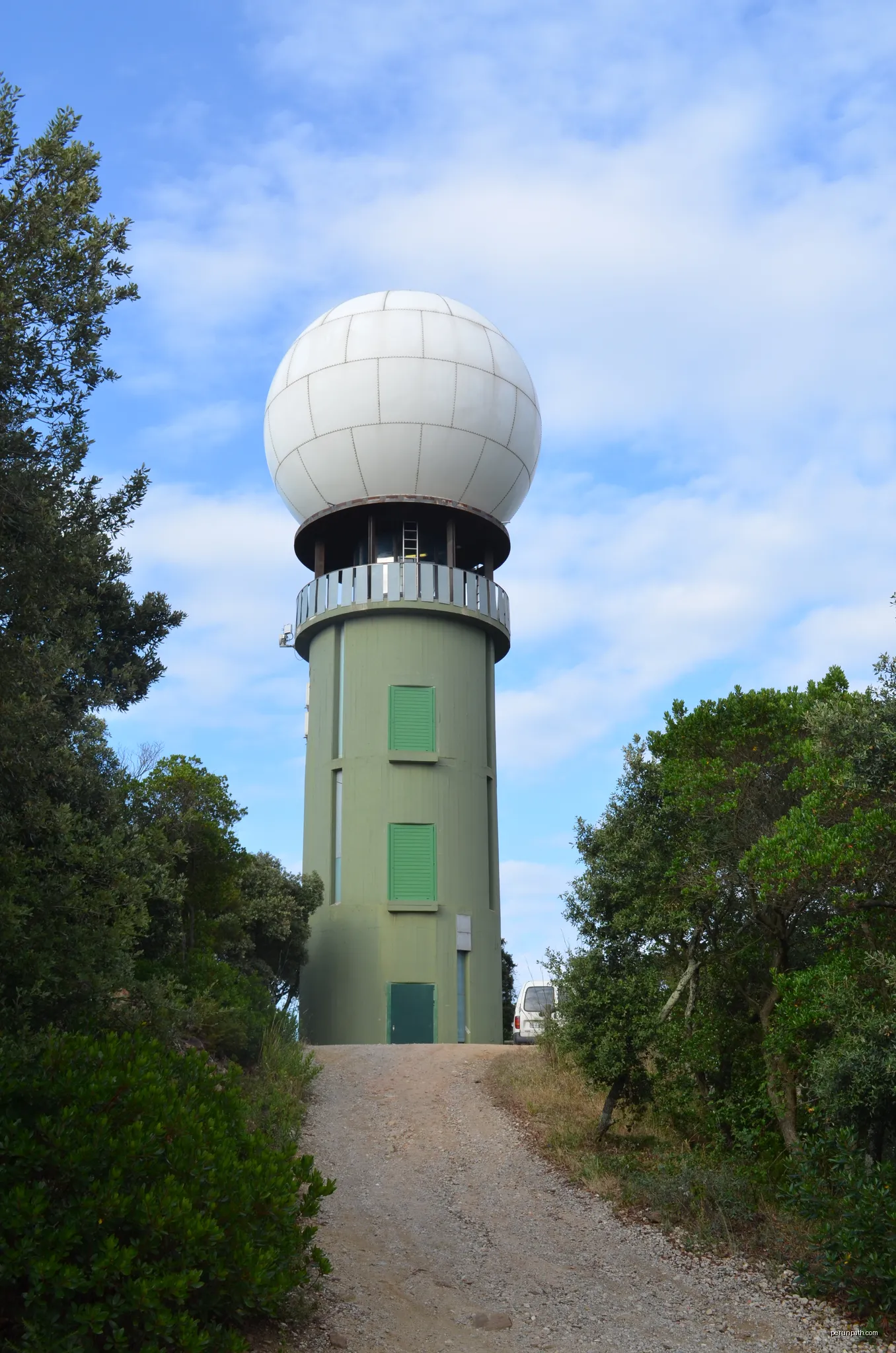 Puig d'Arques, weather radar tower | Autor: Karsten Ratzke | Licencja: CC0 | Źródło: Wikimedia Commons