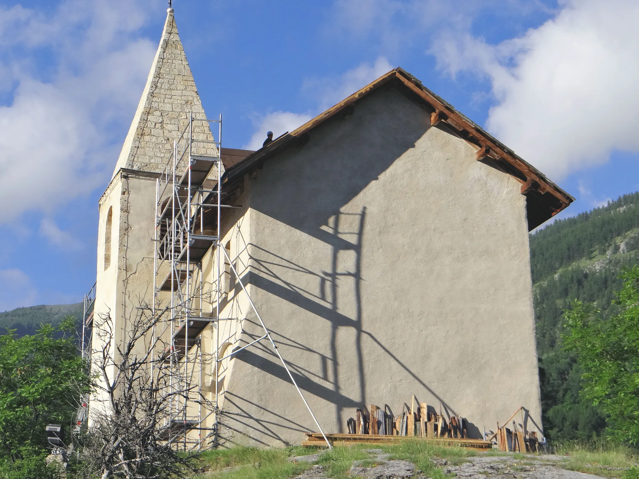 Puy-Saint-Vincent - Chapelle Saint-Romain en cours de restauration | Autor: MOSSOT | Licencja: CC BY-SA 3.0 | Źródło: Wikimedia Commons