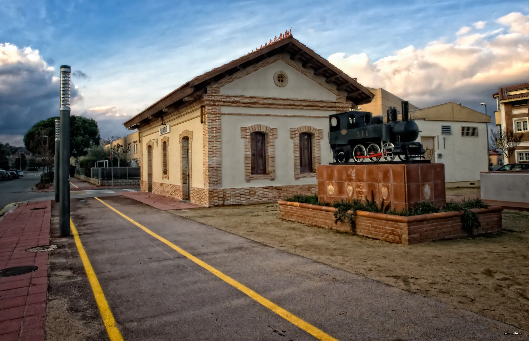 Carrilet Station (Quart, Catalonia, Spain) | Autor: Araceli Merino | Licencja: CC BY-SA 3.0 | Źródło: Wikimedia Commons
