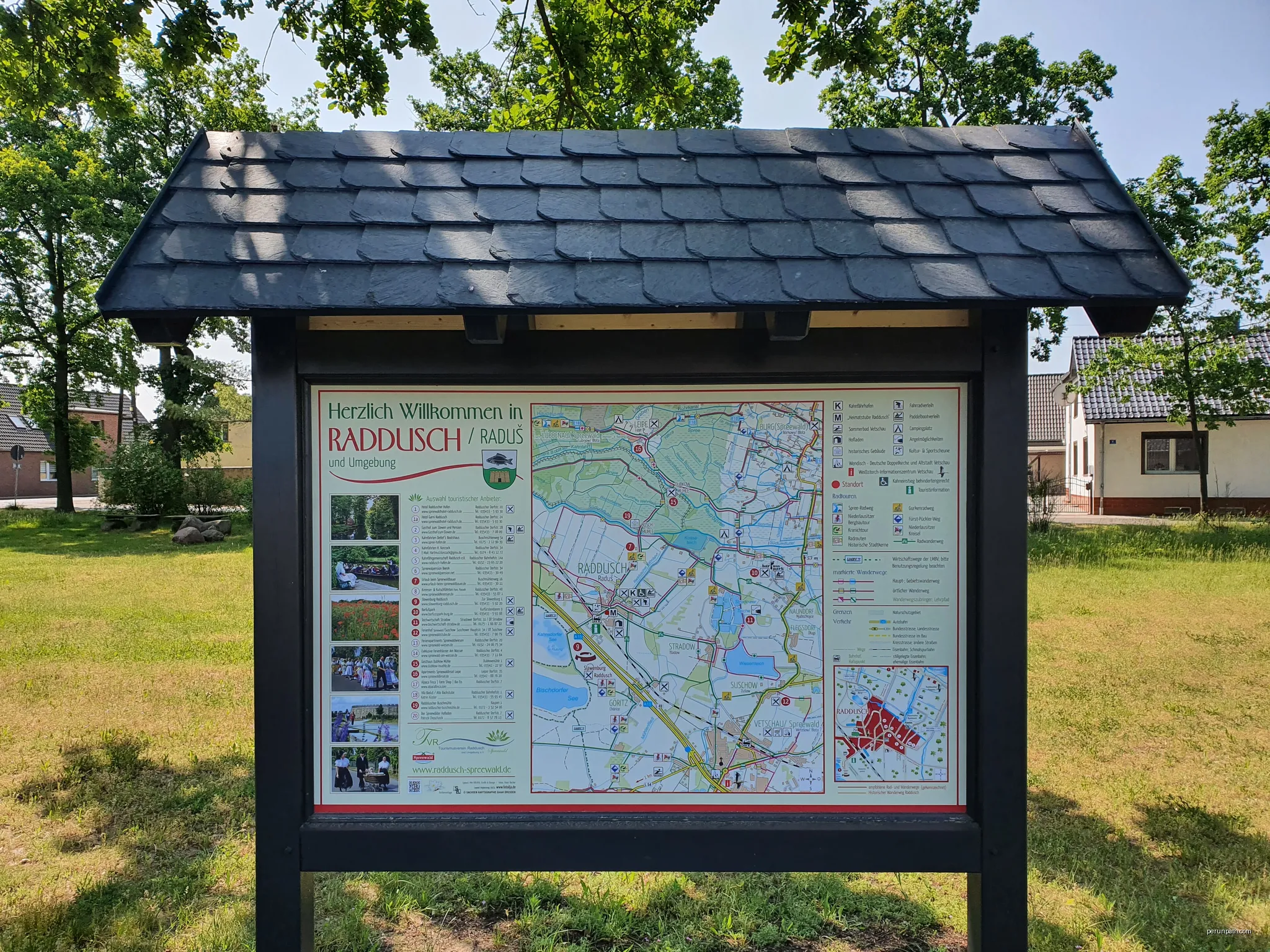 Touristische Informationstafel auf dem Dorfplatz in Raddusch. | Autor: Rheinlausitzer | Licencja: CC BY-SA 4.0 | Źródło: Wikimedia Commons