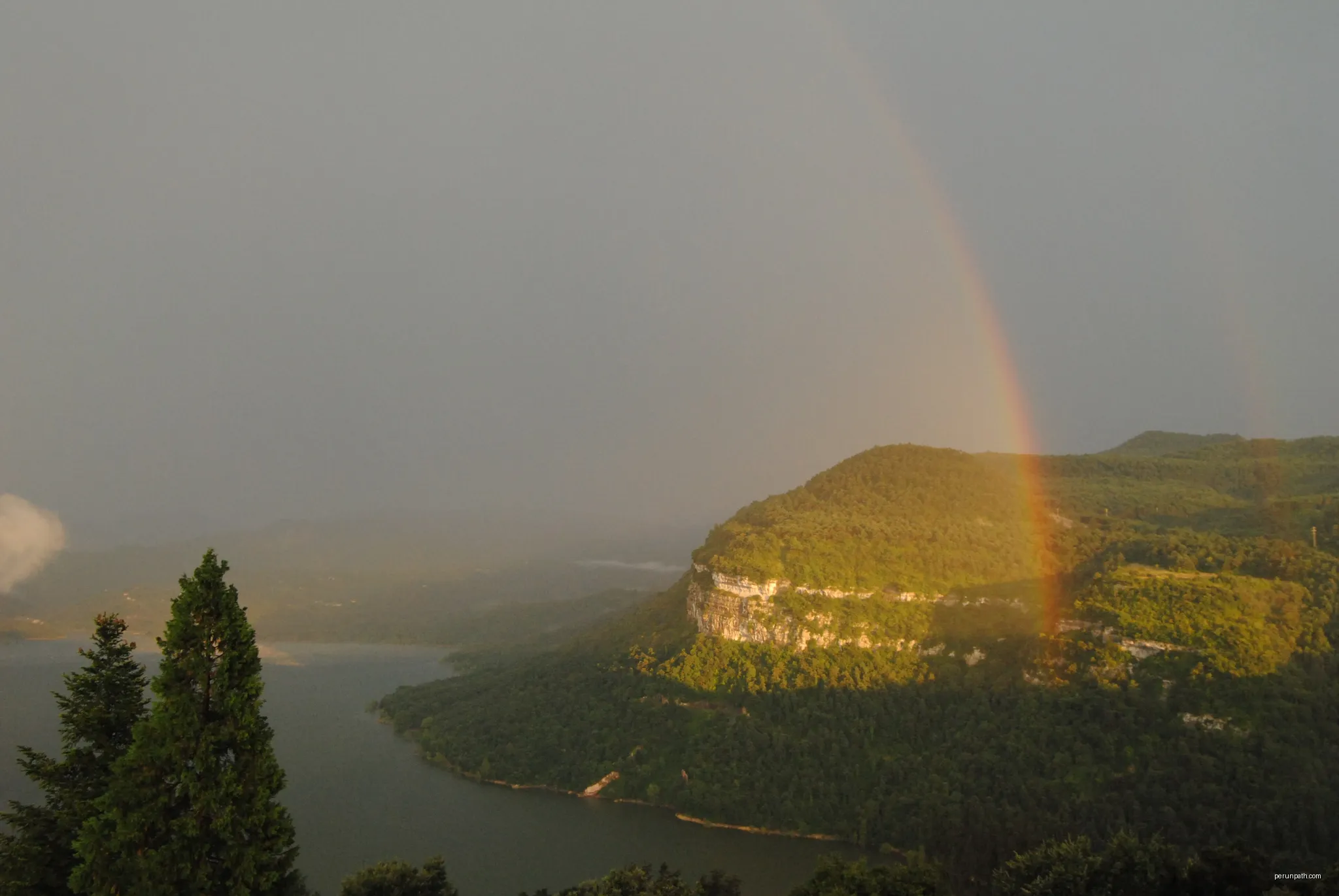 Rainbow over the dam of Sau (pantano de Sau) - Barcelona - Catalunya - Spain | Autor: diego_cue | Licencja: CC BY-SA 3.0 | Źródło: Wikimedia Commons