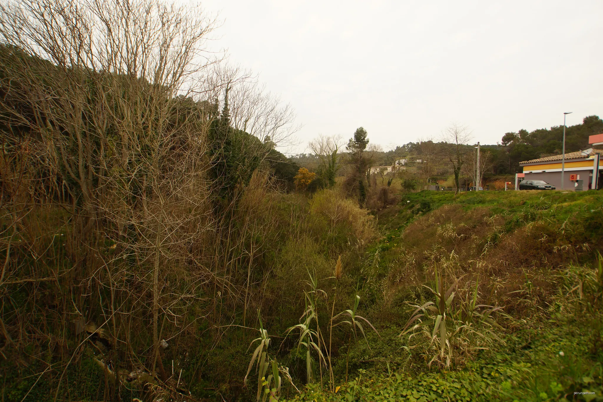 Calonge (Sant Antoni de Calonge),  Catalonia: The river Rec d'en Massoni | Autor: flamenc | Licencja: CC BY-SA 3.0 | Źródło: Wikimedia Commons