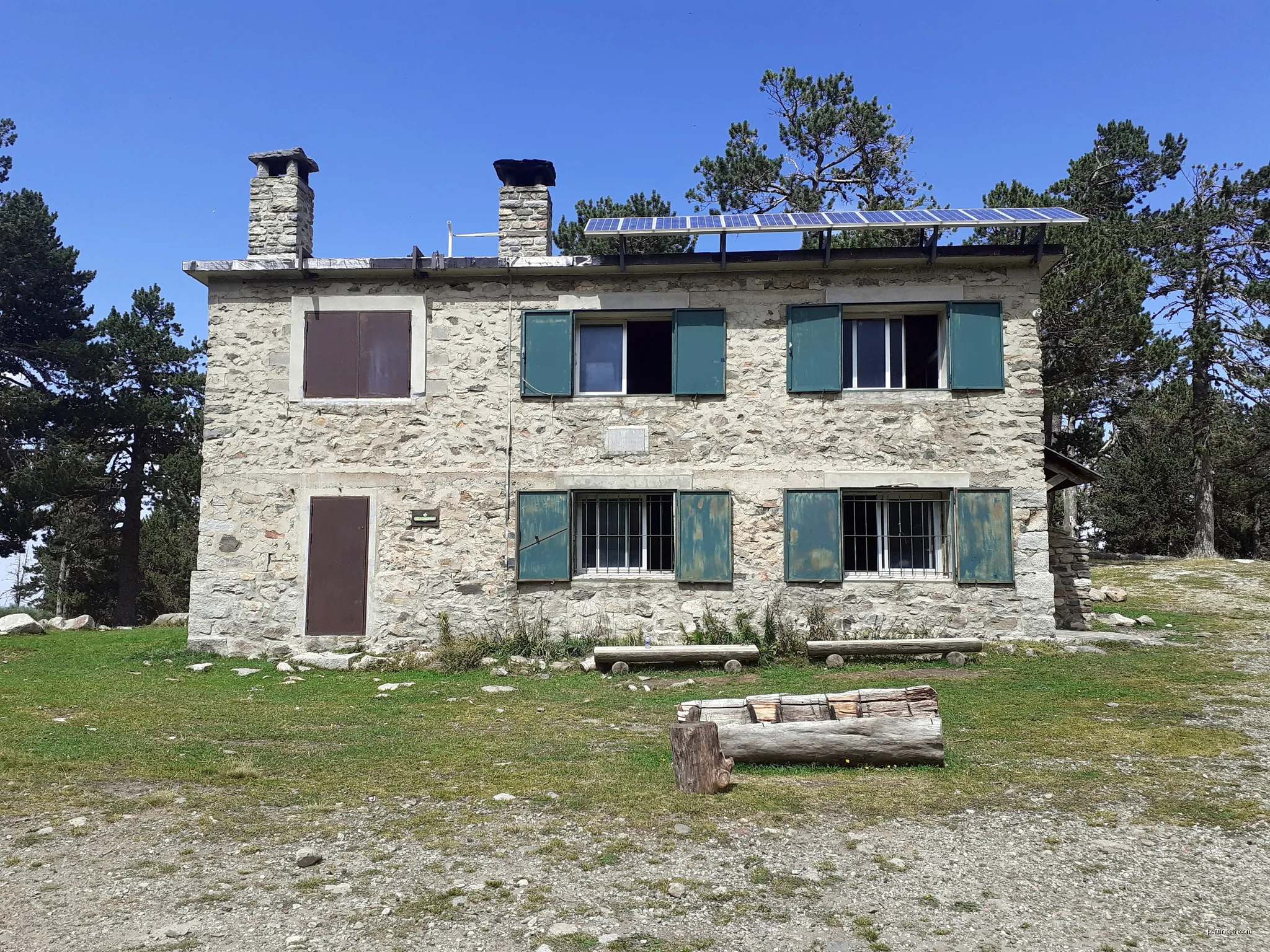 Refugi Jean Coderch, refugi no guardat a l'hivern, annex al Refugi dels Cortalets | Autor: Jordi Gili | Licencja: CC BY-SA 4.0 | Źródło: Wikimedia Commons