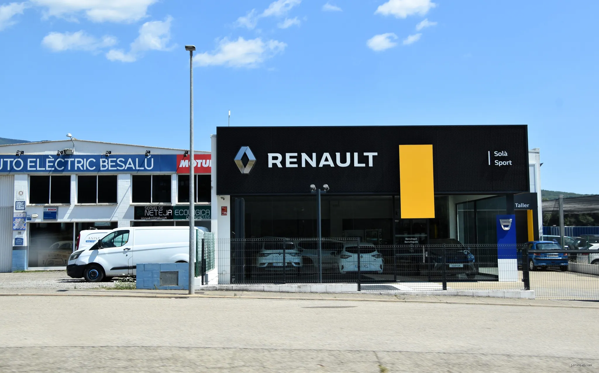 Renault Garage Solà Sport Automoció, Besalú, Catalunya, España | Autor: Charles from Port Chester, New York | Licencja: CC BY 2.0 | Źródło: Wikimedia Commons