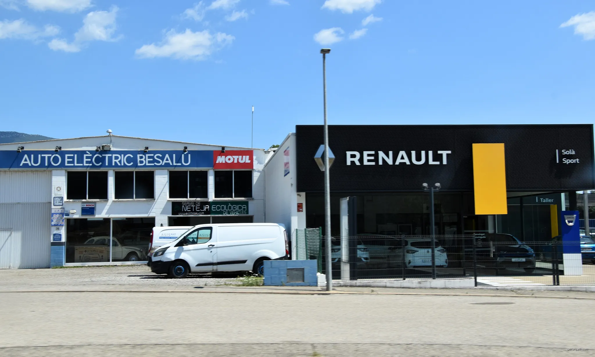 Renault Garage Solà Sport Automoció, Besalú, Catalunya, España | Autor: Charles from Port Chester, New York | Licencja: CC BY 2.0 | Źródło: Wikimedia Commons