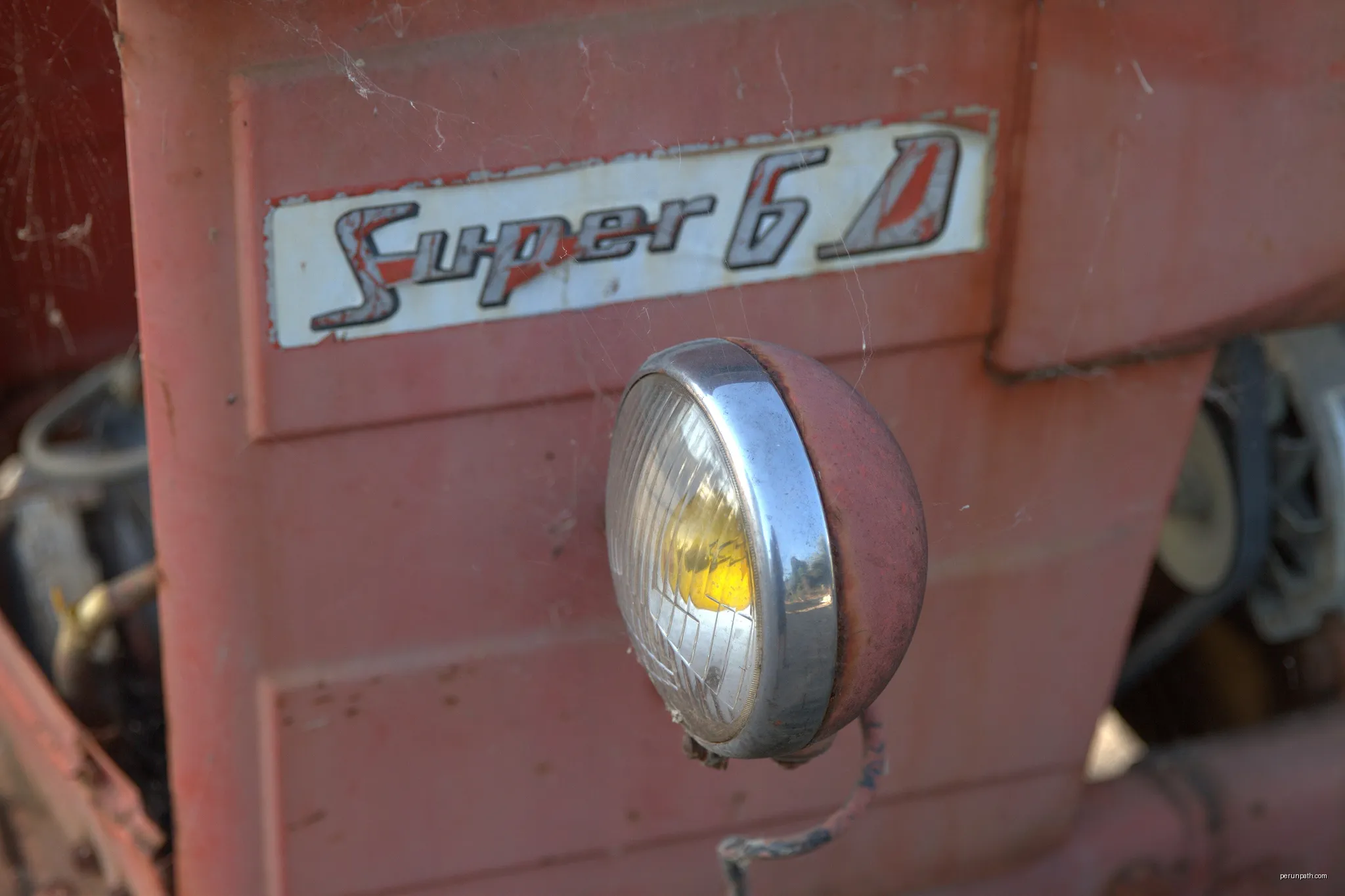 Un tracteur Renault Super 6D. | Autor: This picture belongs to Xavier Caré.
Please credit : Xavier Caré / Wikimedia Commons / CC-BY-SA.
If  | Licencja: CC BY-SA 4.0 | Źródło: Wikimedia Commons