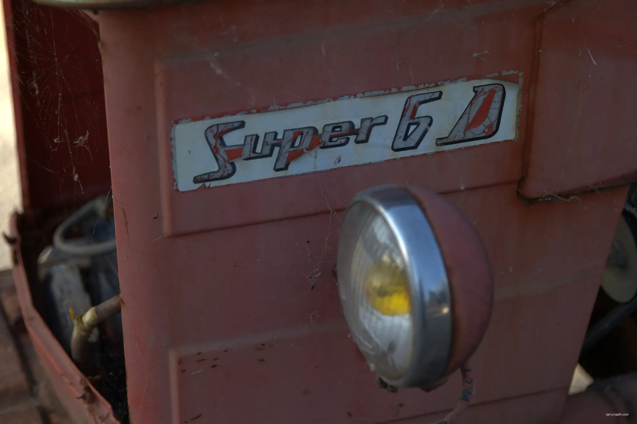 Un tracteur Renault Super 6D. | Autor: This picture belongs to Xavier Caré.
Please credit : Xavier Caré / Wikimedia Commons / CC-BY-SA.
If  | Licencja: CC BY-SA 4.0 | Źródło: Wikimedia Commons