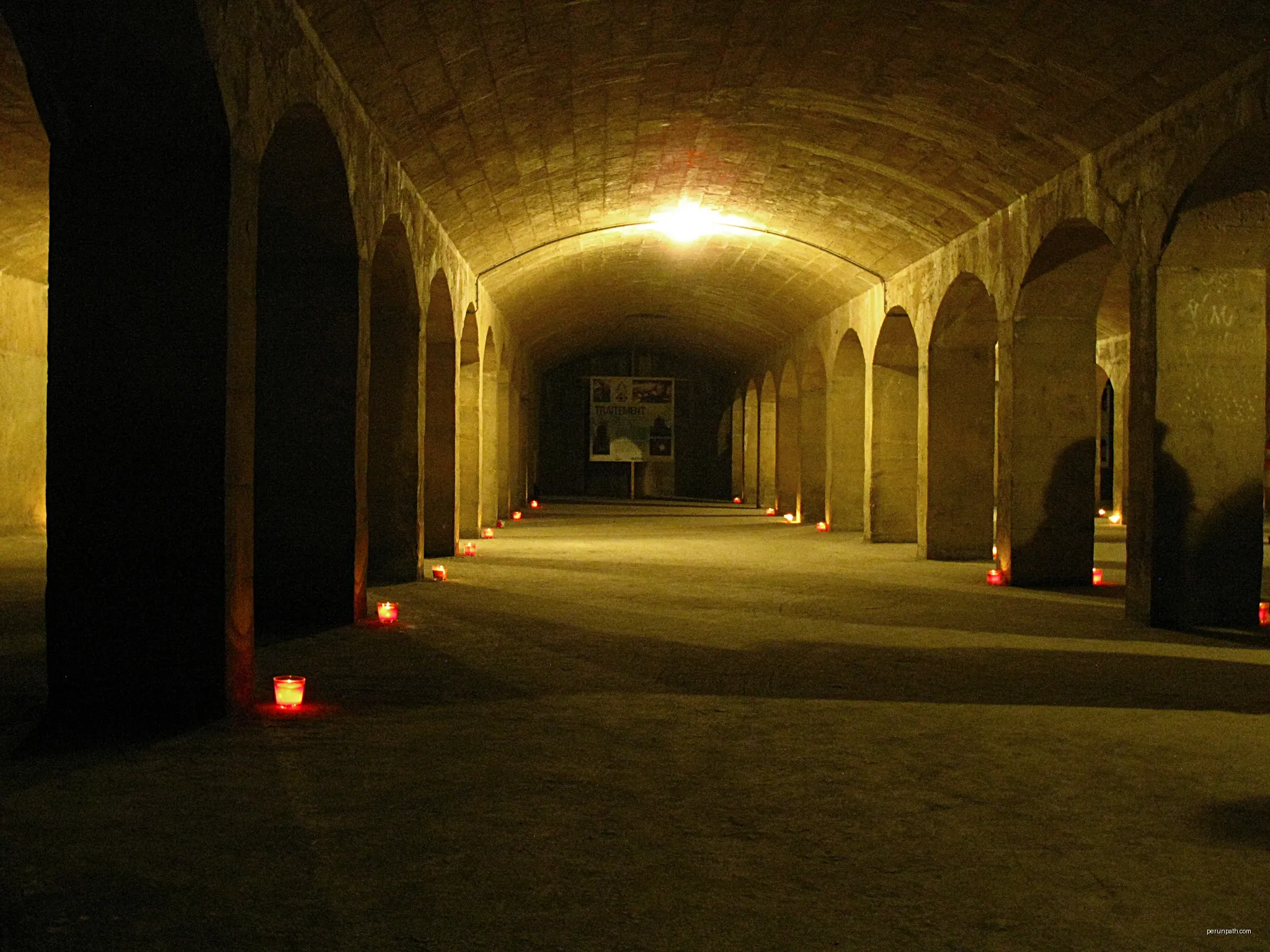 Réservoir dans le sous-sol de la maison du fontainier, rue de l'Observatoire. | Autor: Racinaire | Licencja: CC BY-SA 3.0 | Źródło: Wikimedia Commons