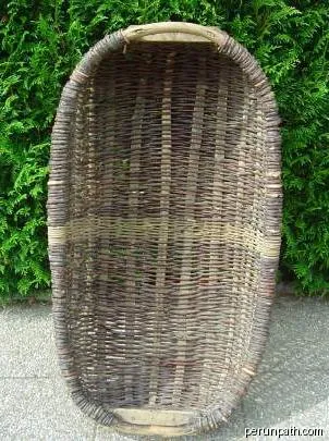 grand panier doté de 2 anses ; dimensions : 96 x 47 x 22 cm (même panier que celui de File:Resse de la Sarthe2.jpg) | Autor: ameslon | Licencja: Public domain | Źródło: Wikimedia Commons