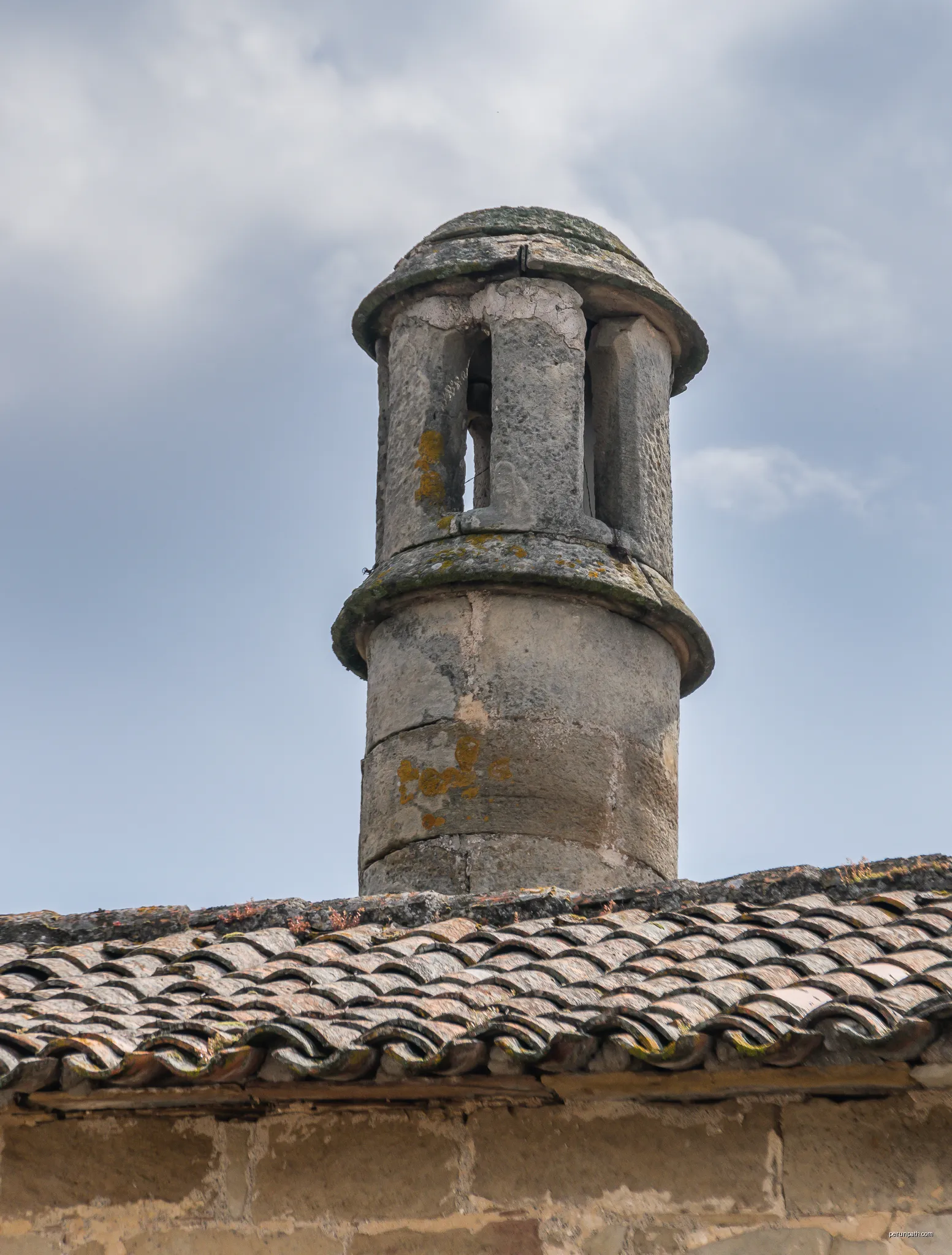 Ridge turret in the Saint-Michel Priory of Grandmont, commune of Saint-Privat, Hérault, France | Autor: Krzysztof Golik | Licencja: CC BY-SA 4.0 | Źródło: Wikimedia Commons