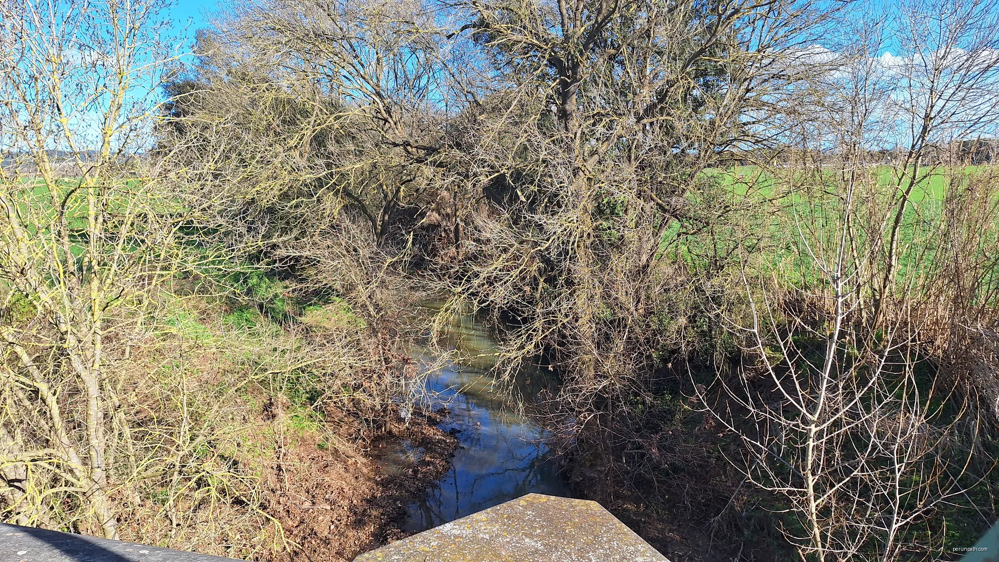 La riera de Verneda des del pont de la via verda del carrilet a Cassà de la Selva | Autor: Pere López Brosa | Licencja: CC BY-SA 4.0 | Źródło: Wikimedia Commons