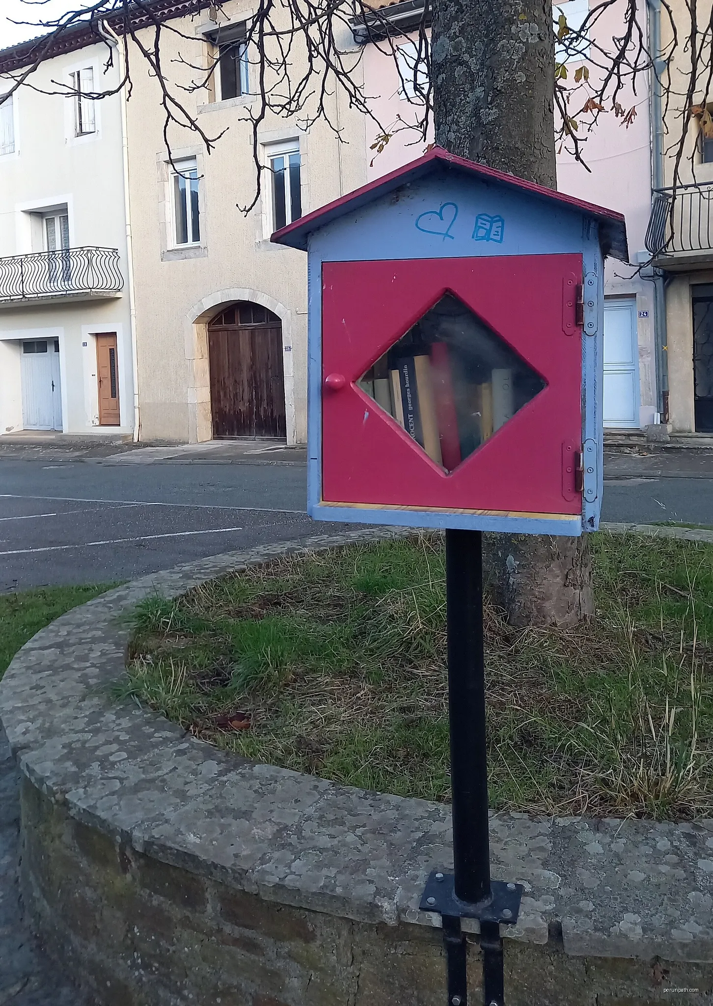 Boîte à livres à Riols. | Autor: Sylvie R. | Licencja: CC BY-SA 4.0 | Źródło: Wikimedia Commons