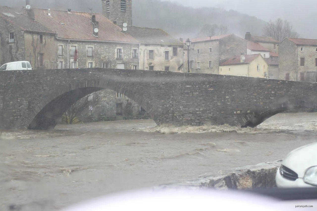 Riols (Hérault) - Pont vieux et le Jaur en crue (2011). | Autor: Fagairolles 34 | Licencja: CC BY-SA 4.0 | Źródło: Wikimedia Commons