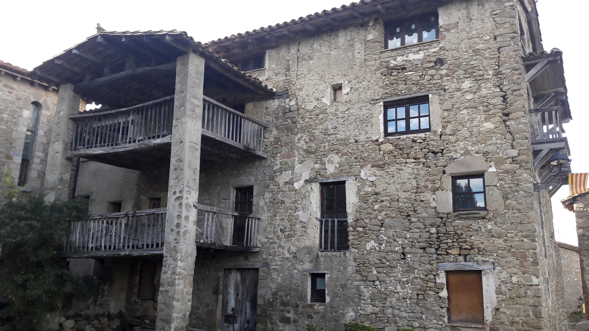 Llindes conservades de la casa al barri de Romeria, 26 (Mieres) | Autor: Maite oliva alsina | Licencja: CC BY-SA 4.0 | Źródło: Wikimedia Commons