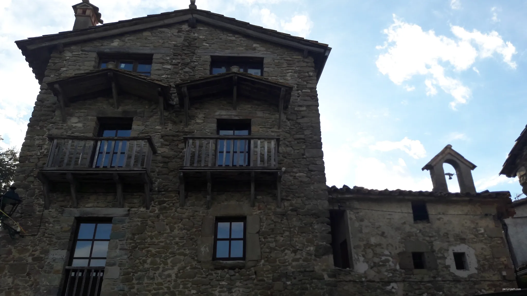 Llindes conservades de la casa al barri de Romeria, 26 (Mieres) | Autor: Maite oliva alsina | Licencja: CC BY-SA 4.0 | Źródło: Wikimedia Commons