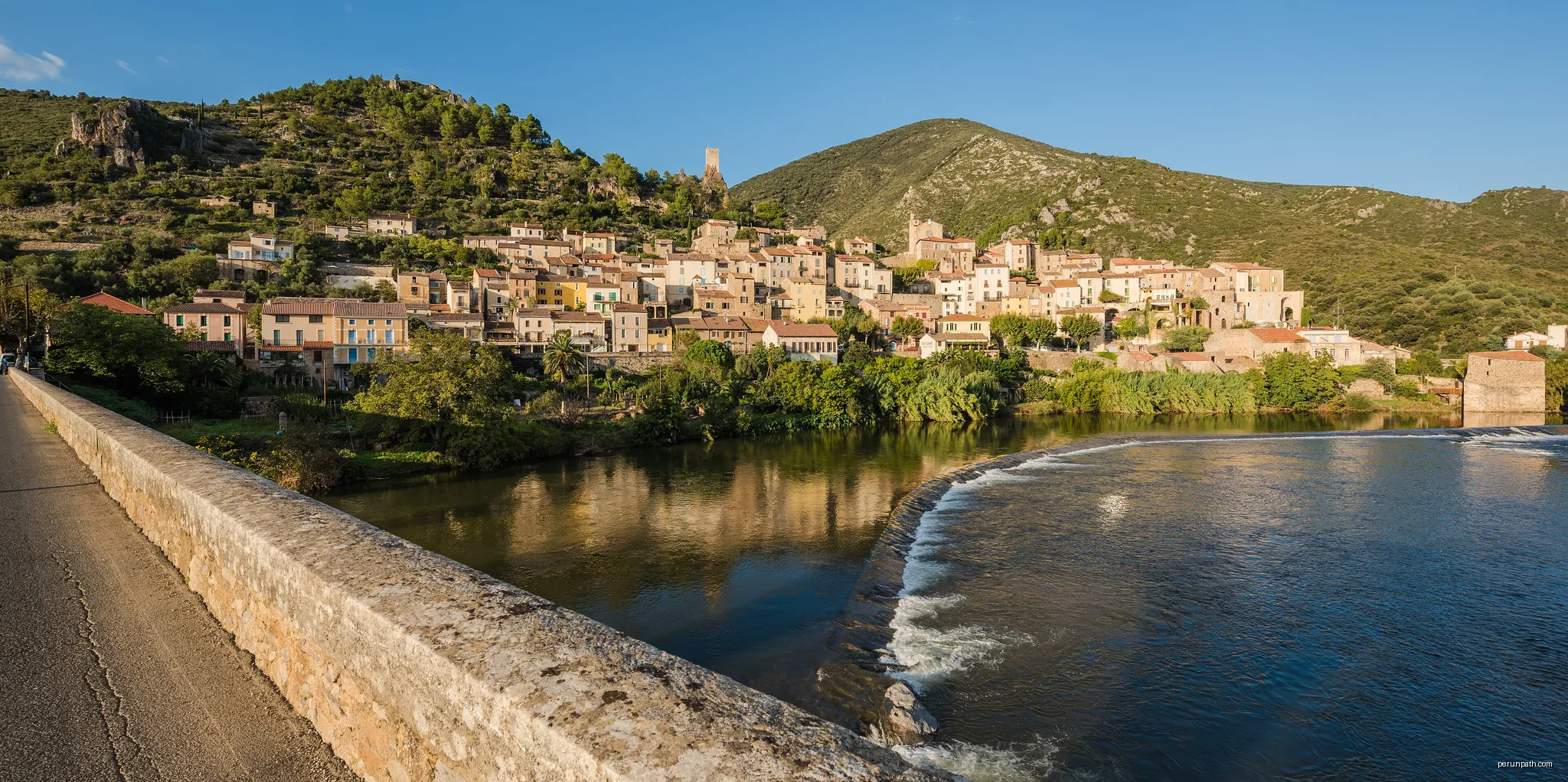 The village of Roquebrun from the Bridge above the Orb River.Roquebrun, Hérault, France. Haut-Languedoc Regional Natural Park. | Autor: Christian Ferrer | Licencja: CC BY-SA 4.0 | Źródło: Wikimedia Commons