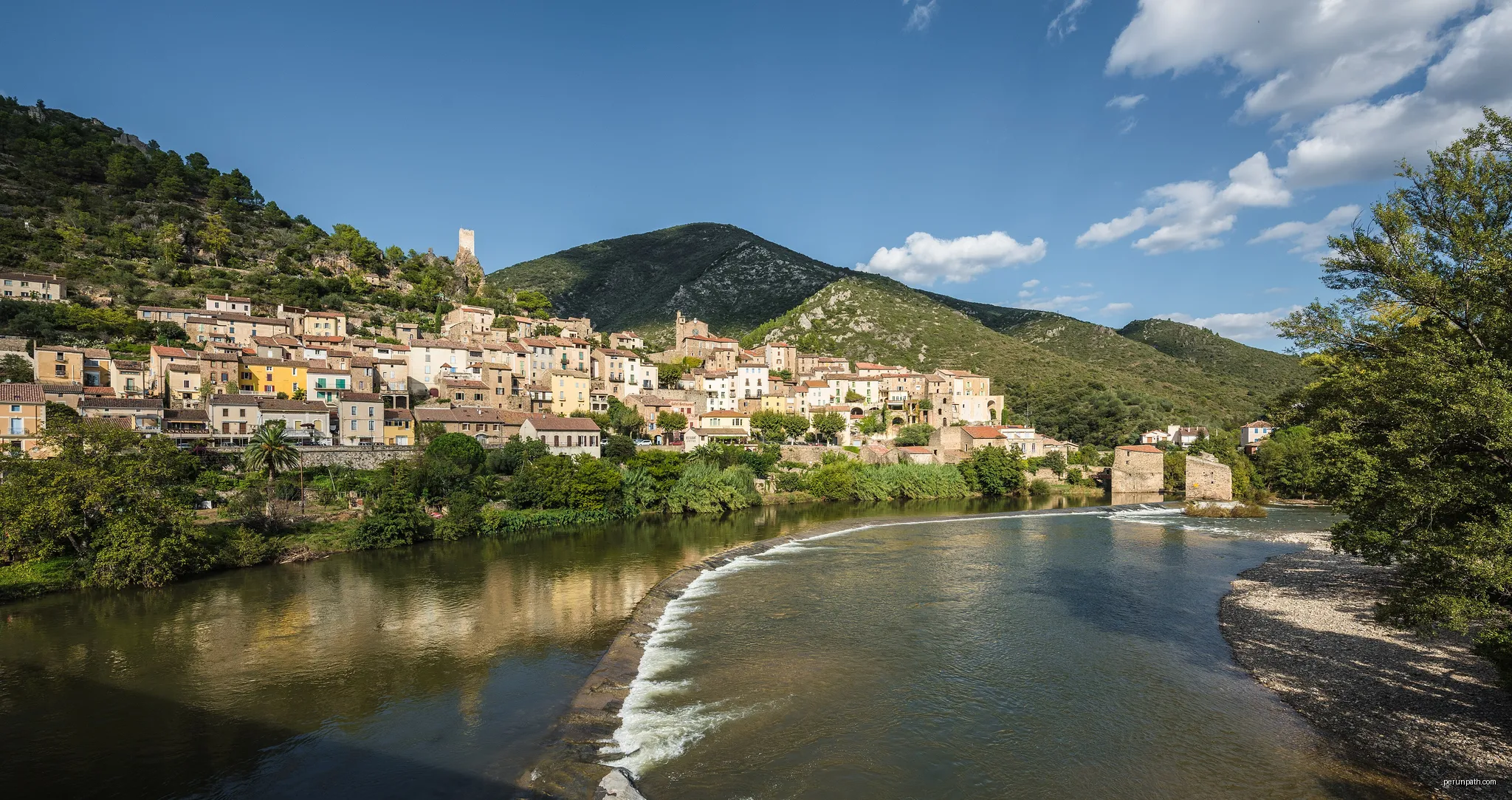 The village of Roquebrun from the Bridge above the Orb River.Roquebrun, Hérault, France. Haut-Languedoc Regional Natural Park. | Autor: Christian Ferrer | Licencja: CC BY-SA 4.0 | Źródło: Wikimedia Commons