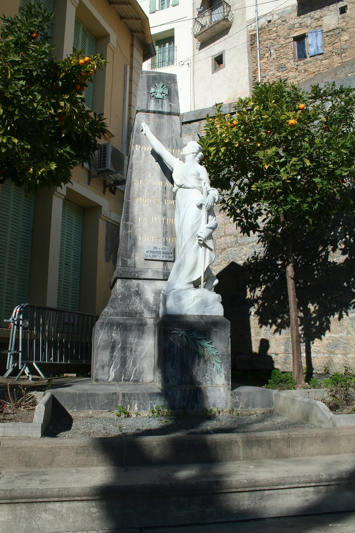 File:Roquebrun monument morts.JPG | Autor: Fagairolles 34 | Licencja: CC BY-SA 4.0 | Źródło: Wikimedia Commons