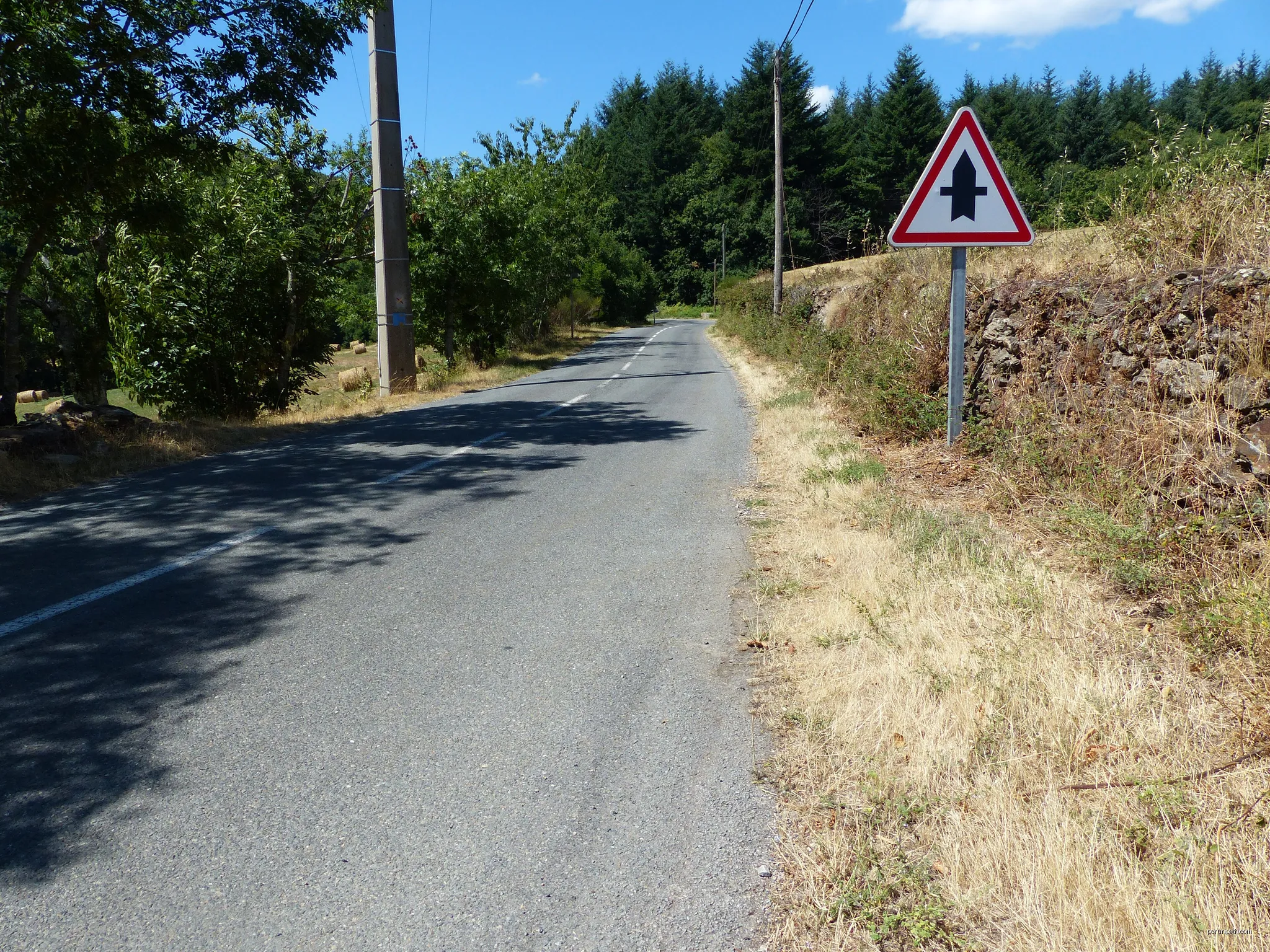Panneau AB2, D180, Rosis, département de l'Hérault, France. | Autor: Marc Mongenet | Licencja: CC BY-SA 4.0 | Źródło: Wikimedia Commons