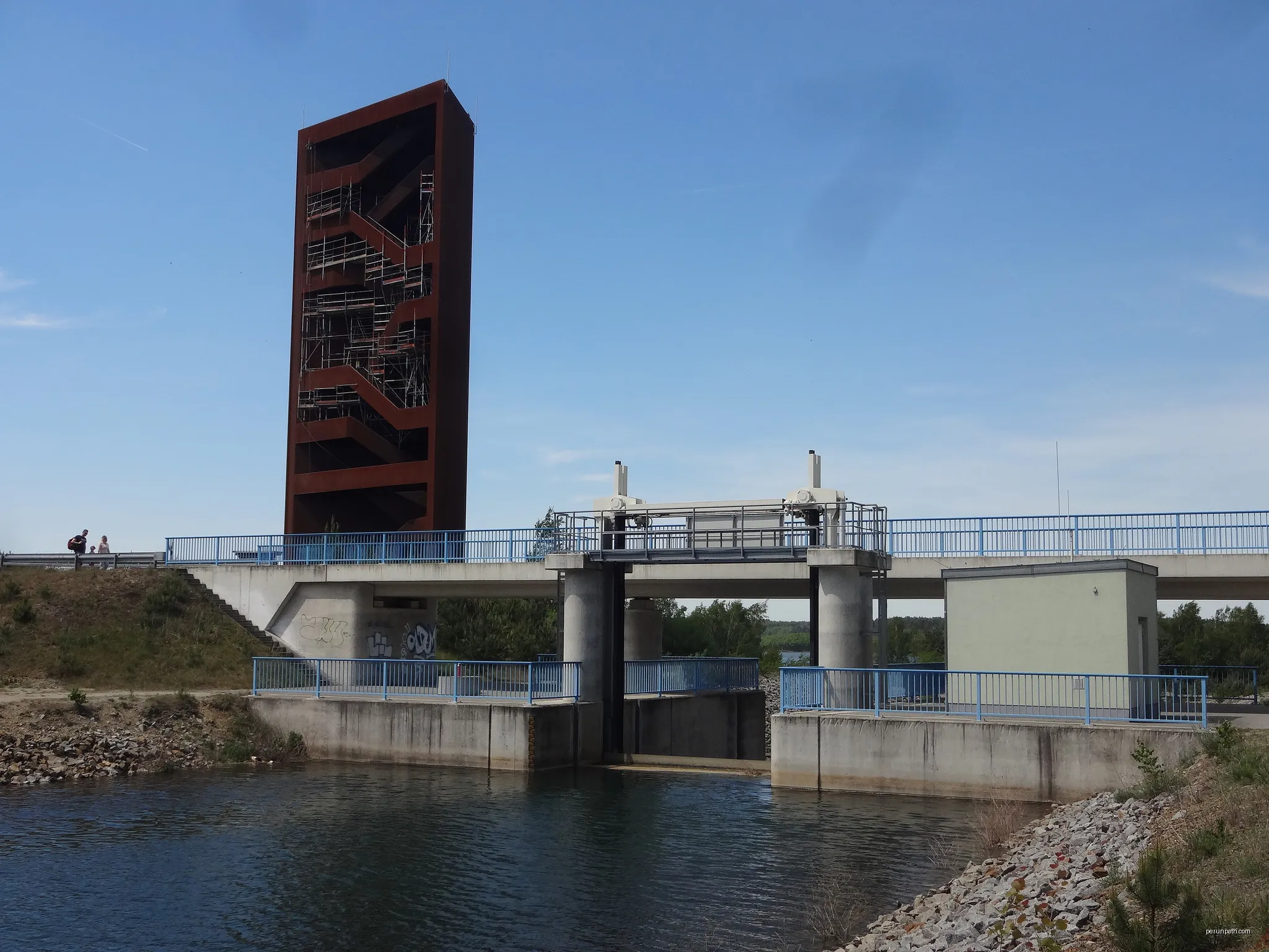 Rostiger Nagel am Sornoer Kanal im Mai 2016 | Autor: Z thomas | Licencja: CC BY-SA 4.0 | Źródło: Wikimedia Commons