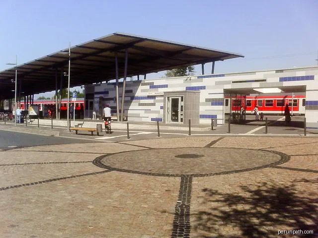 Rotenburg: Bahnhofsvorplatz, 24 km from Verden (aller), Deutschland (Zone 32). Der Platz vor dem Bahnhof Rotenburg(W?). | Autor: Peter von Rueden | Licencja: CC BY-SA 2.0 | Źródło: Wikimedia Commons