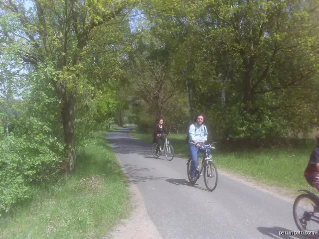 Rotenburg: Weg mit Radfahrern | Autor: Peter von Rueden on geo.hlipp.de | Licencja: CC BY-SA 2.0 | Źródło: Wikimedia Commons