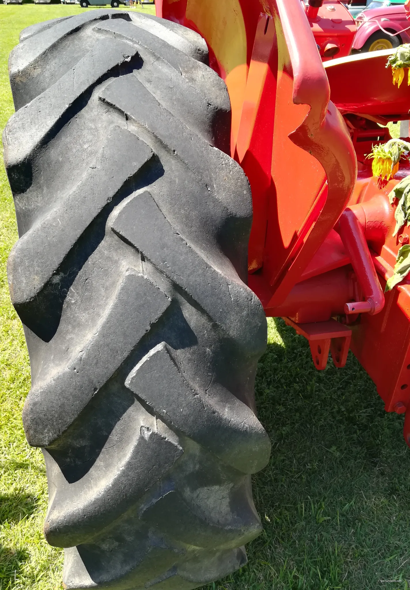 roue de tracteur, vue du pneu | Autor: Briqueloup | Licencja: CC BY-SA 4.0 | Źródło: Wikimedia Commons
