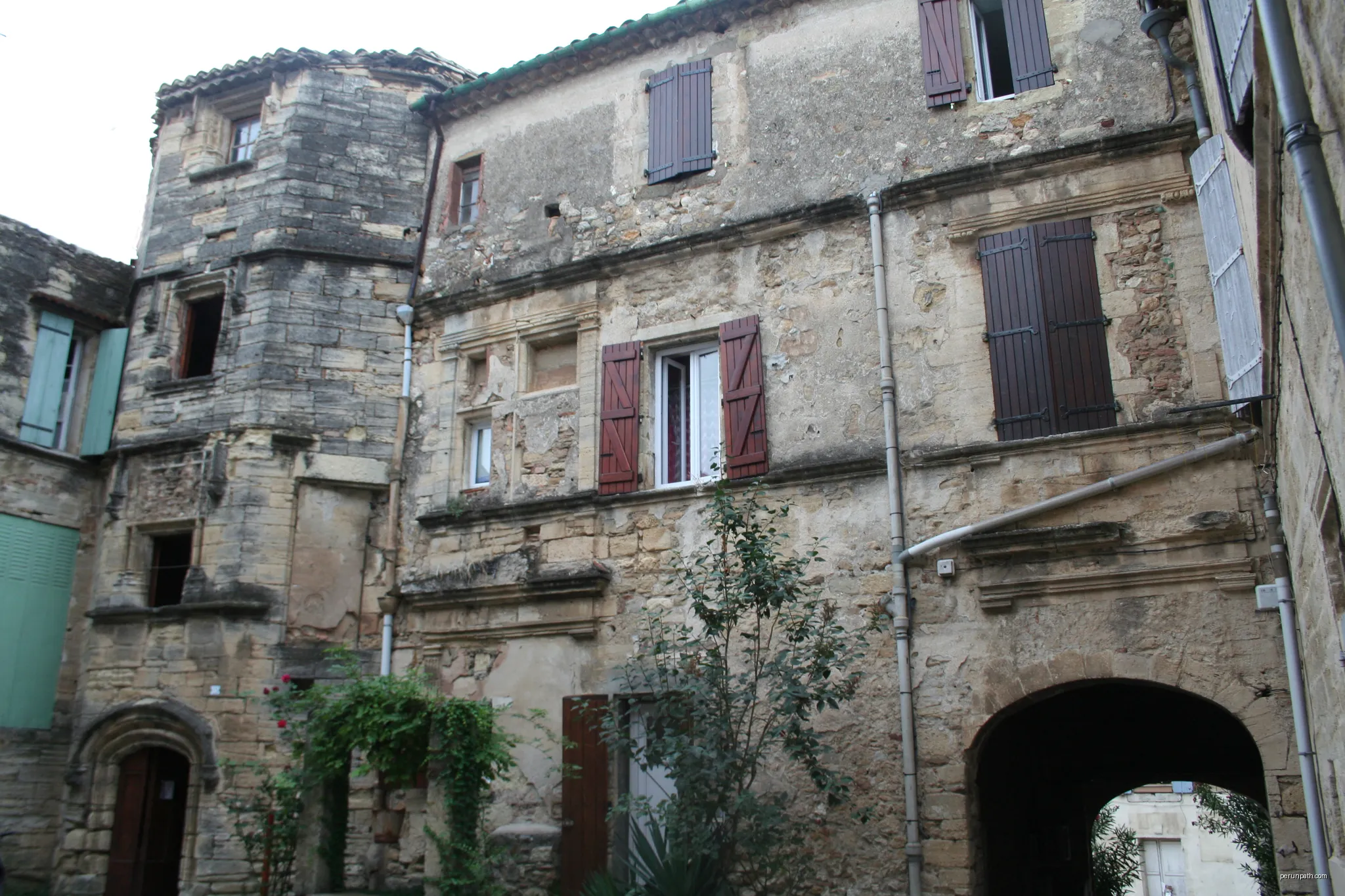 Roujan (Hérault) - château bas - vue générale. | Autor: Fagairolles 34 | Licencja: CC BY-SA 4.0 | Źródło: Wikimedia Commons