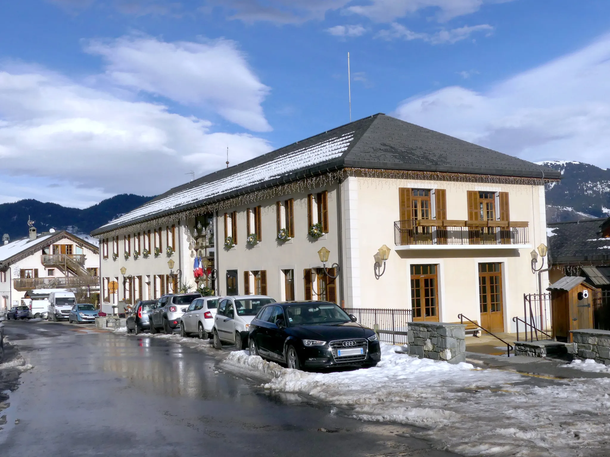 Sight of Rue de la Resse street and town hall of Les Allues village, in Savoie, France. | Autor: Florian Pépellin | Licencja: CC BY-SA 4.0 | Źródło: Wikimedia Commons
