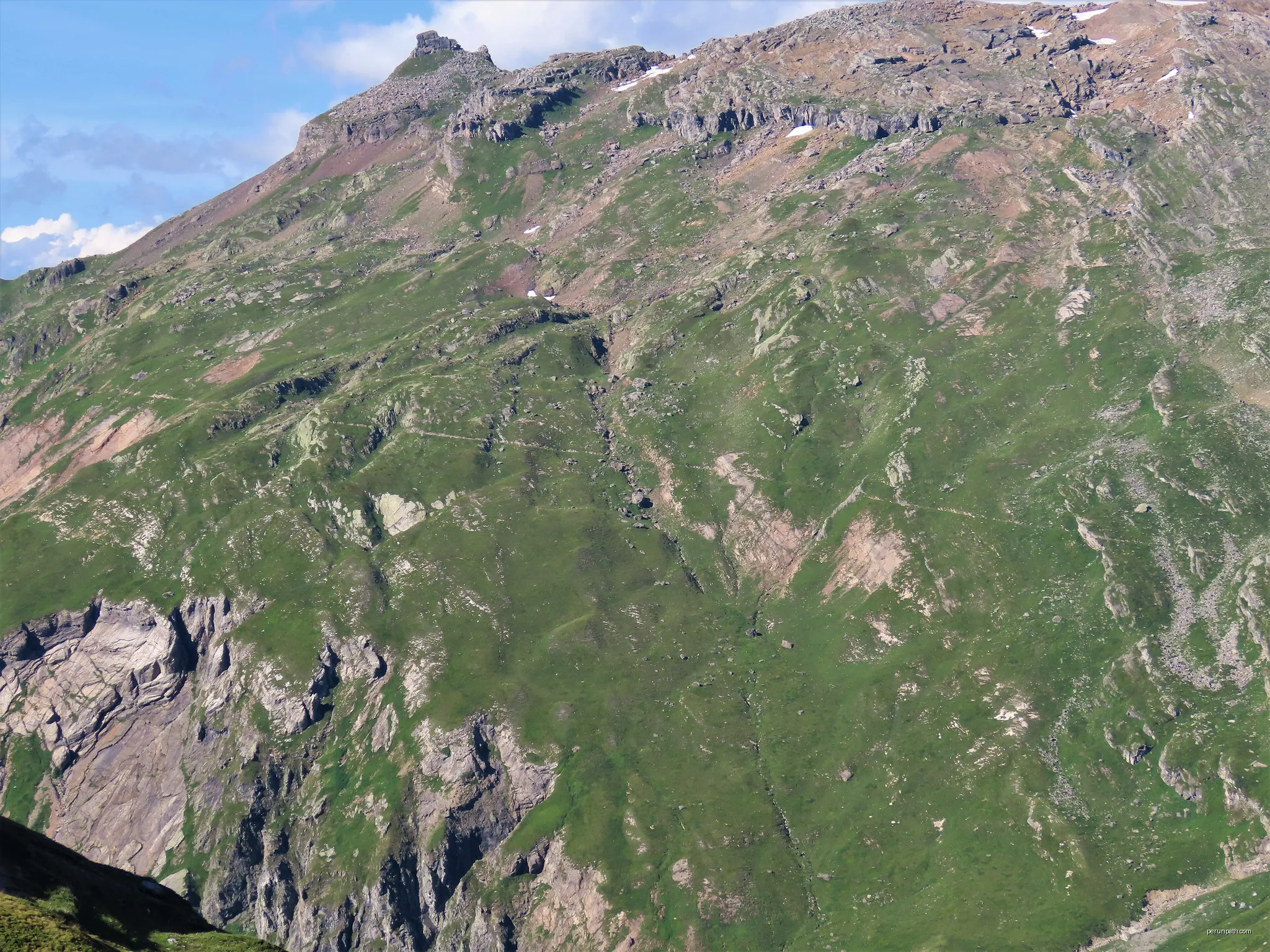 Le tracé de la route des Grandes Alpes dans le vallon de la Sausse depuis le col de la Sauce, Beaufort, Savoie, France | Autor: Rémih | Licencja: CC BY-SA 4.0 | Źródło: Wikimedia Commons