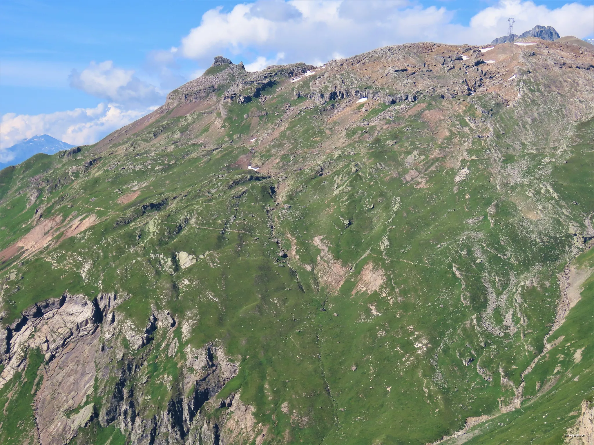 Le tracé de la route des Grandes Alpes dans le vallon de la Sausse depuis la crête des Gittes, Beaufort, Savoie, France | Autor: Rémih | Licencja: CC BY-SA 4.0 | Źródło: Wikimedia Commons