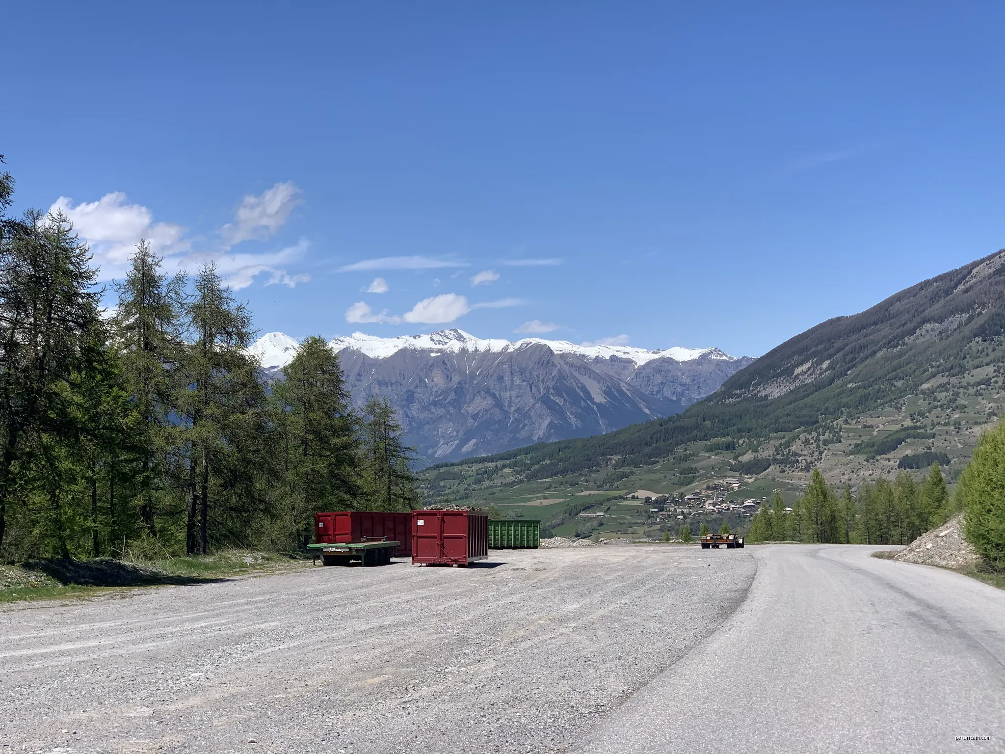 Route et montagnes aux Orres (mai 2021). | Autor: Benoît Prieur | Licencja: CC0 | Źródło: Wikimedia Commons