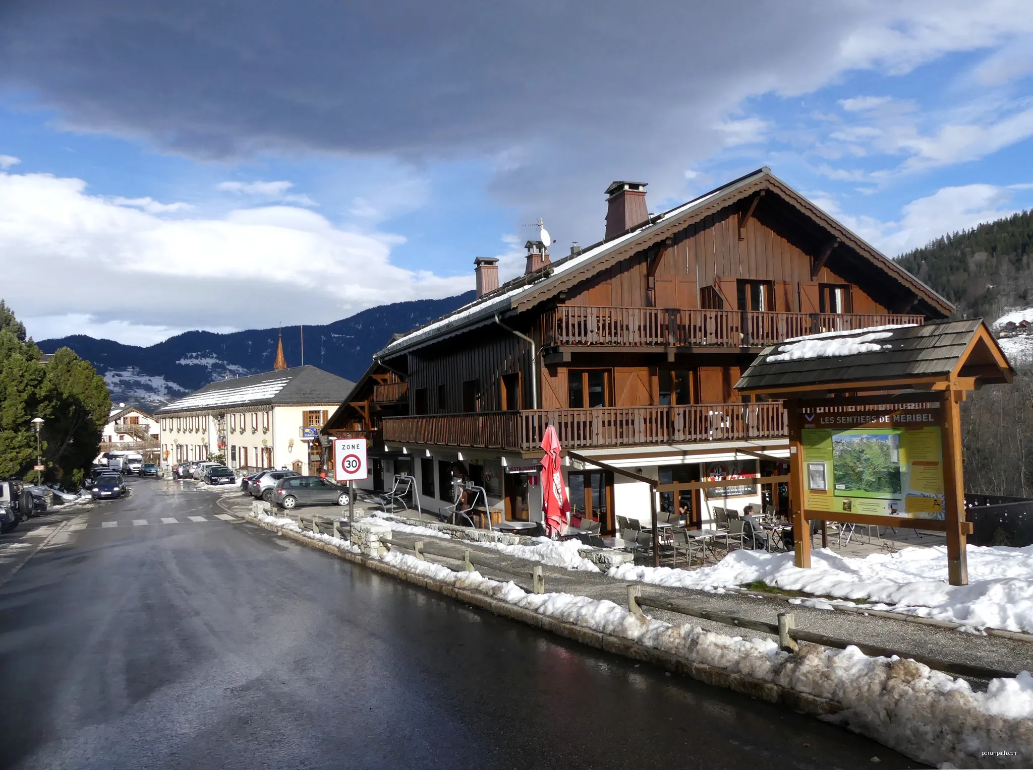 Sight of Rue de la Resse street entering into Les Allues village, Savoie, France. | Autor: Florian Pépellin | Licencja: CC BY-SA 4.0 | Źródło: Wikimedia Commons