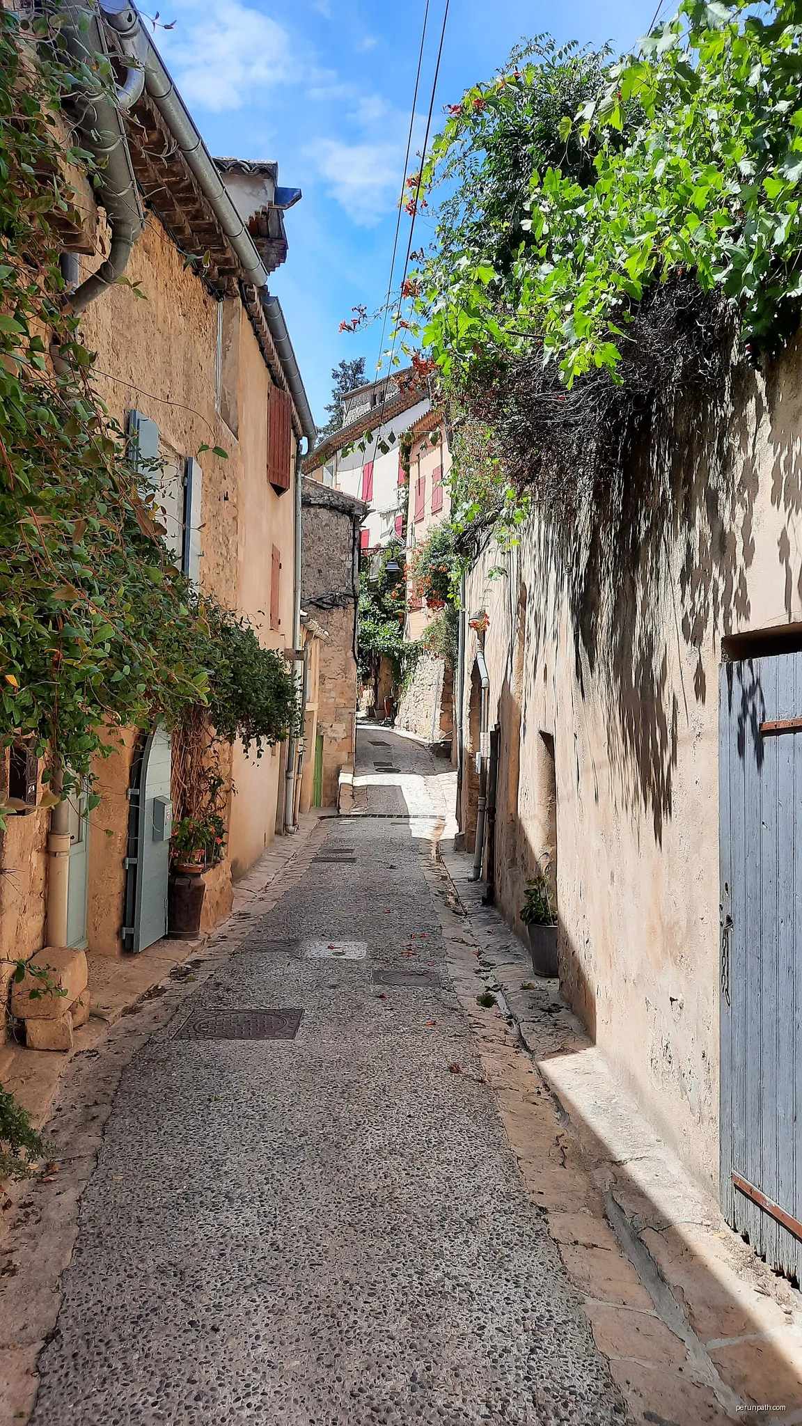 Ruelle du village de Jouques (Bouches-du-Rhône) | Autor: Mathieu BROSSAIS | Licencja: CC BY-SA 4.0 | Źródło: Wikimedia Commons