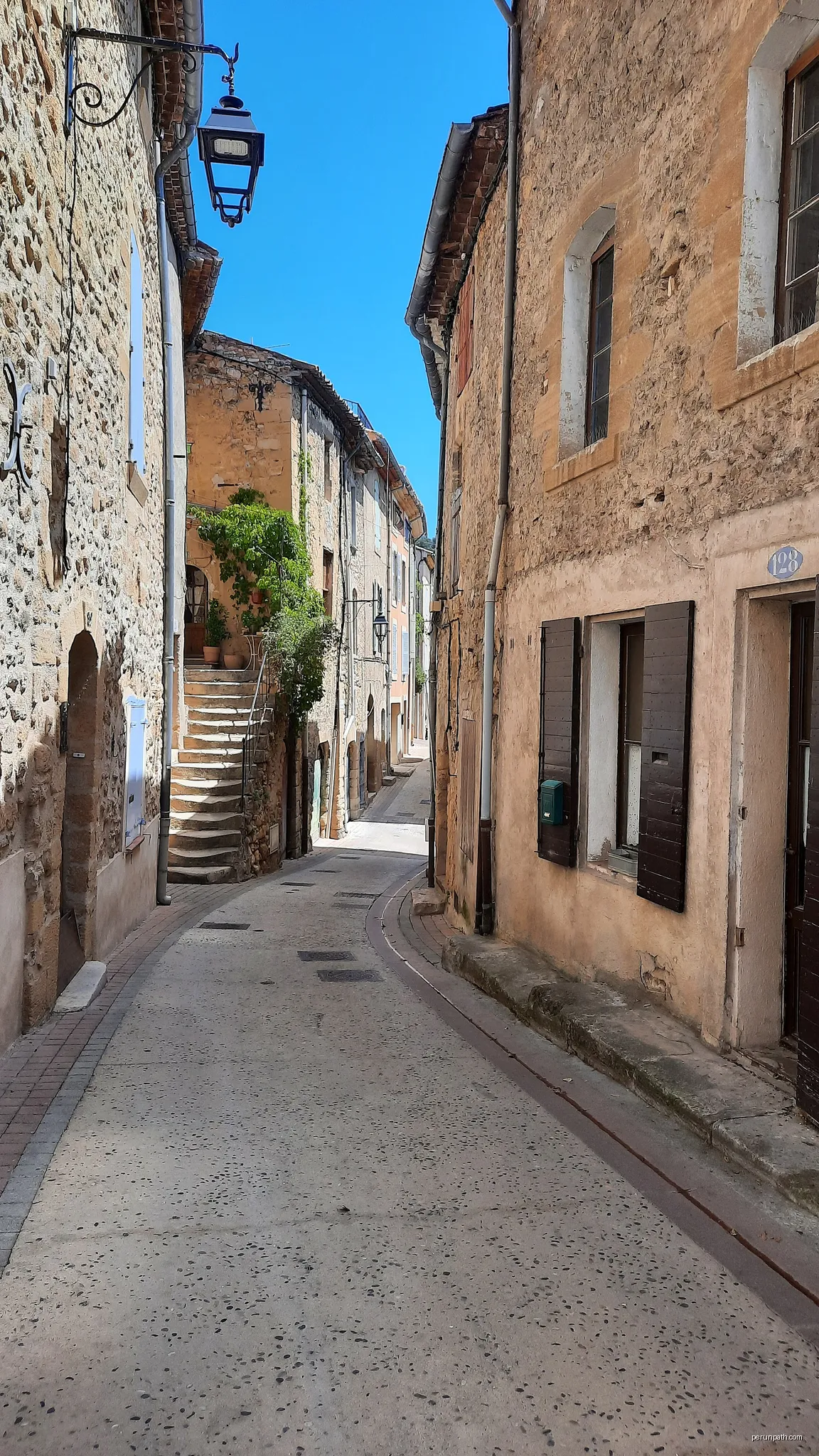 Ruelle du village de Jouques (Bouches-du-Rhône) | Autor: Mathieu BROSSAIS | Licencja: CC BY-SA 4.0 | Źródło: Wikimedia Commons