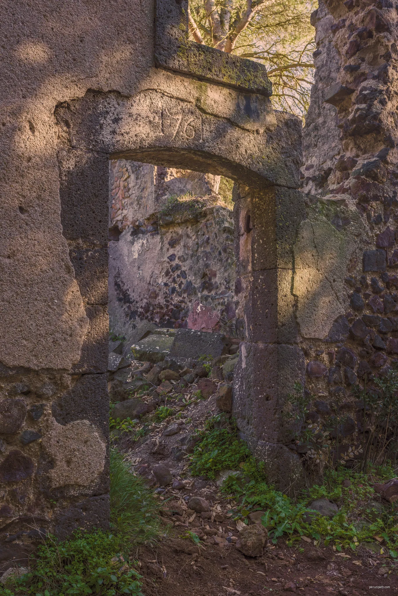 Ruins of Mount Saint-Loup in Agde, Hérault, France. | Autor: Christian Ferrer | Licencja: CC BY-SA 4.0 | Źródło: Wikimedia Commons