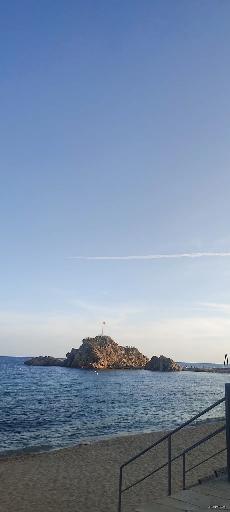Vista de Sa Palomera des de la badia de Blanes, a l'inici de la Costa Brava. | Autor: Brunnaiz | Licencja: CC BY-SA 4.0 | Źródło: Wikimedia Commons
