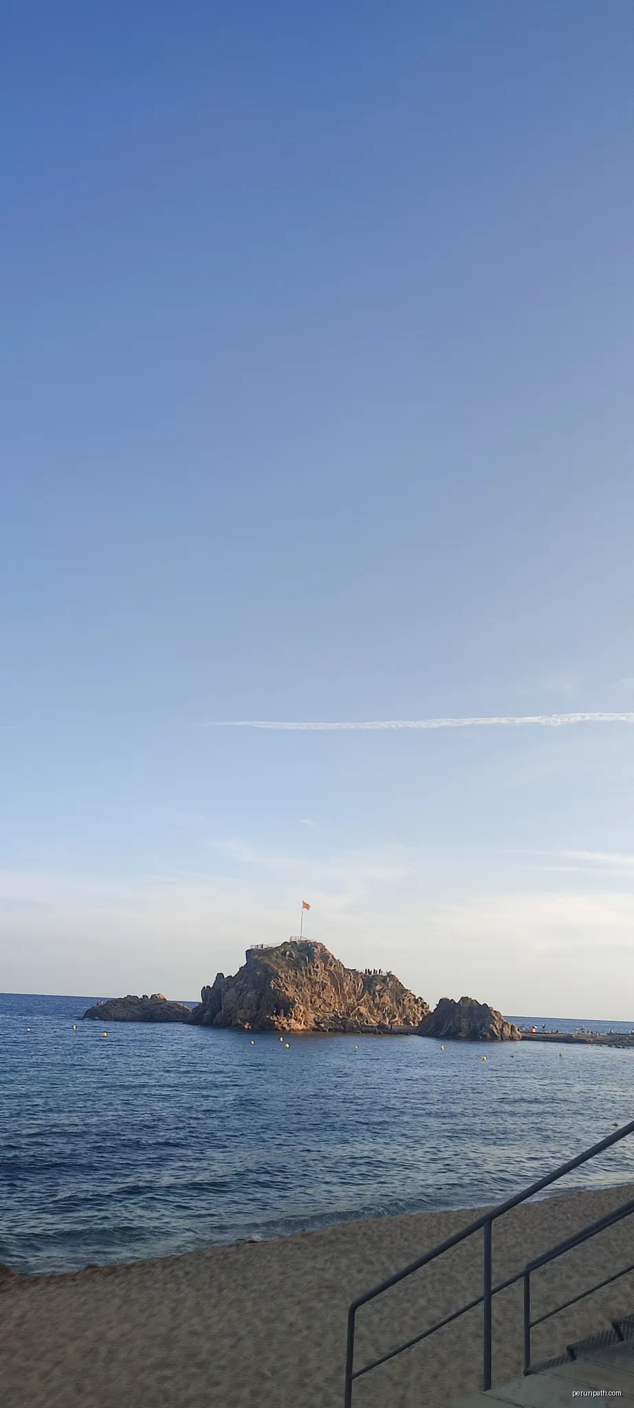 Vista de Sa Palomera des de la badia de Blanes, a l'inici de la Costa Brava. | Autor: Brunnaiz | Licencja: CC BY-SA 4.0 | Źródło: Wikimedia Commons