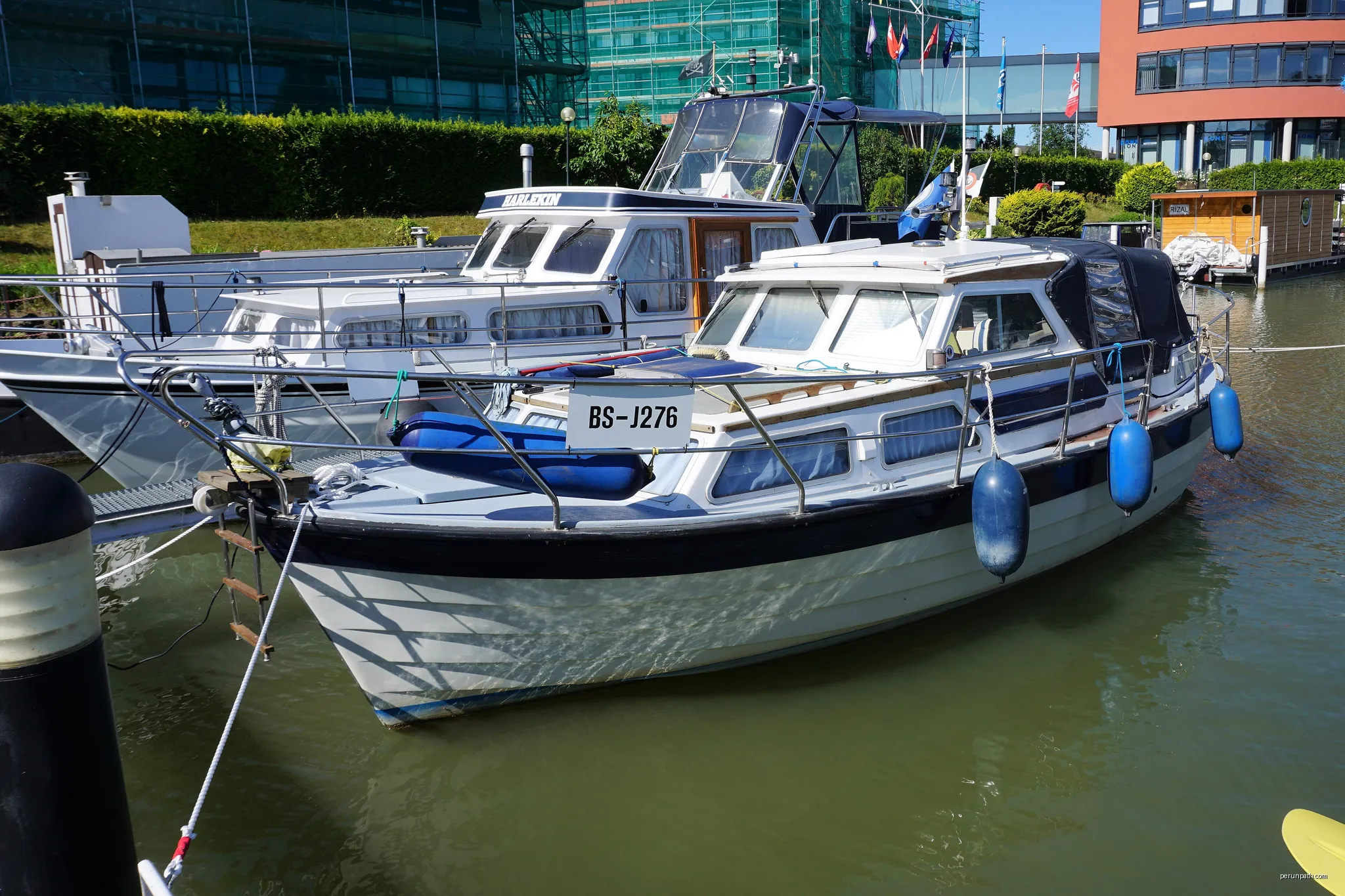 Type Saga 27 motorboat moored at Yachthafen Hannover | Autor: Ein Dahmer | Licencja: CC BY-SA 4.0 | Źródło: Wikimedia Commons