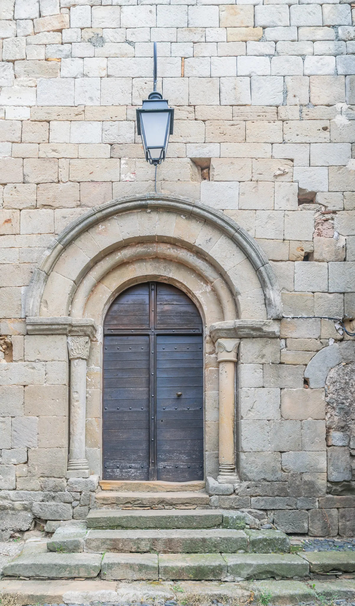Portal of the Saint Baudilus church in Soumont, Hérault, France | Autor: Krzysztof Golik | Licencja: CC BY-SA 4.0 | Źródło: Wikimedia Commons