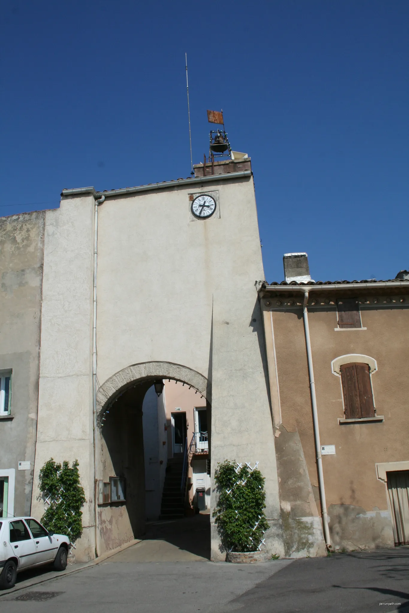 Saint-Bauzille-de-la-Sylve (Hérault - porte du village. | Autor: Fagairolles 34 | Licencja: CC BY-SA 4.0 | Źródło: Wikimedia Commons