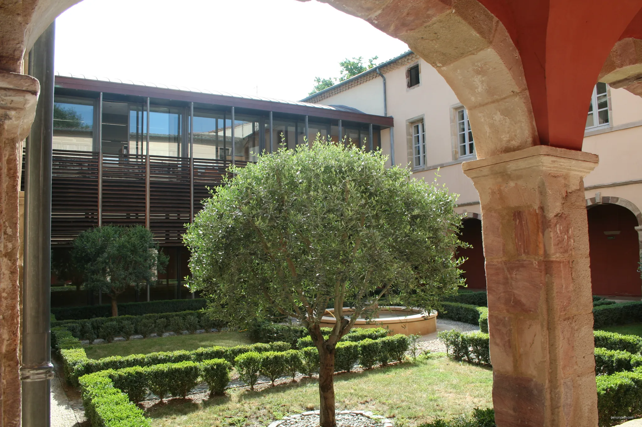 Saint-Chinian (Hérault) - bibliothèque. | Autor: Fagairolles 34 | Licencja: CC BY-SA 4.0 | Źródło: Wikimedia Commons