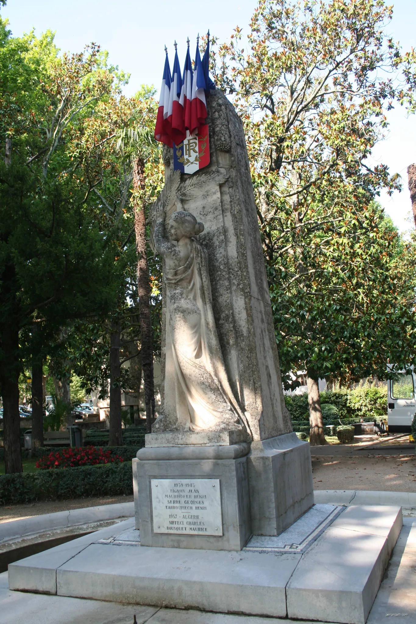 File:Saint-Chinian monument morts.JPG | Autor: Fagairolles 34 | Licencja: CC BY-SA 4.0 | Źródło: Wikimedia Commons