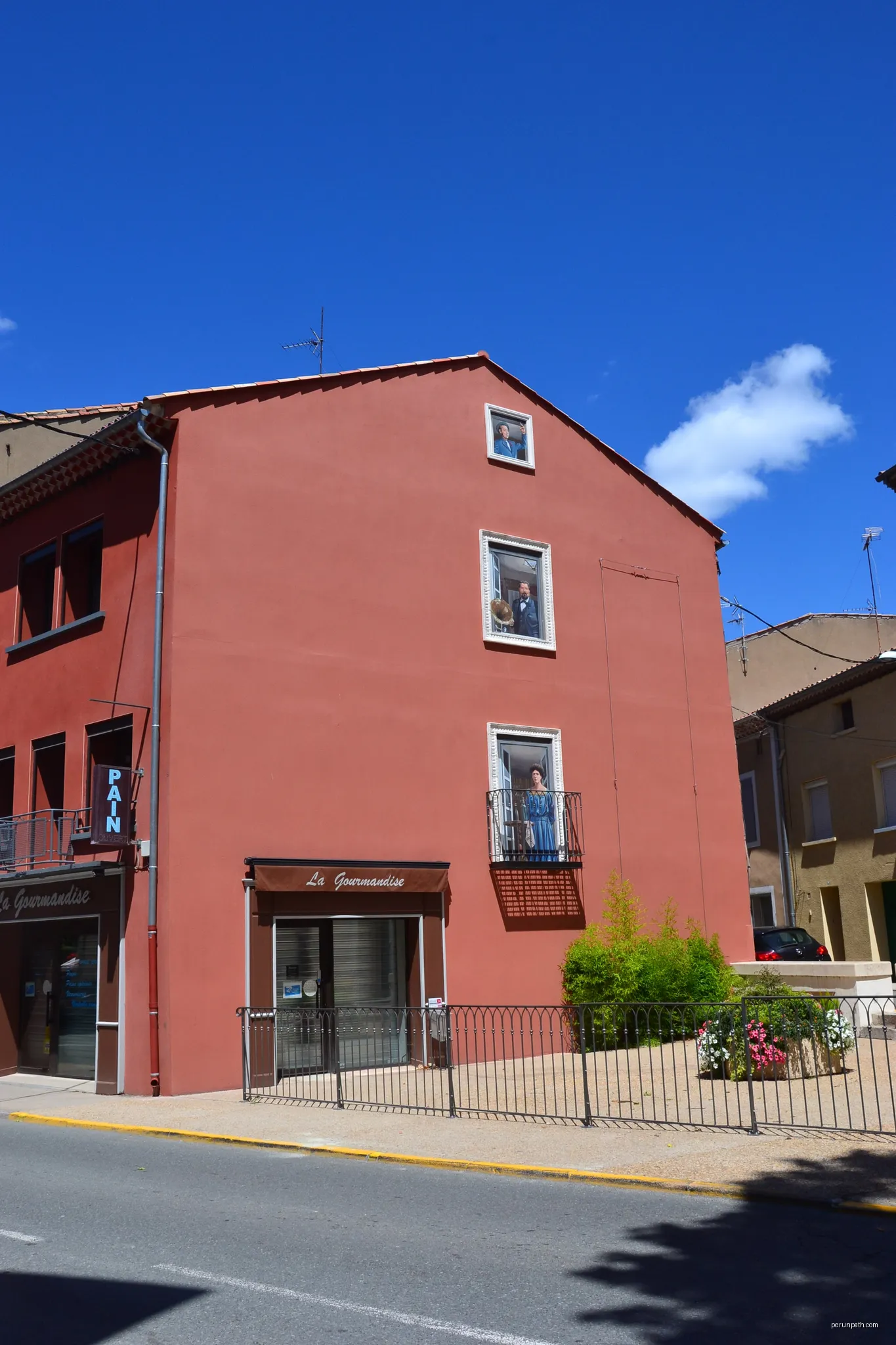 Trompe l'oeil in Saint-Chinian, Hérault, France, on the corner of the Grand Rue and the Rue de Magot. | Autor: MartinD | Licencja: CC BY-SA 4.0 | Źródło: Wikimedia Commons