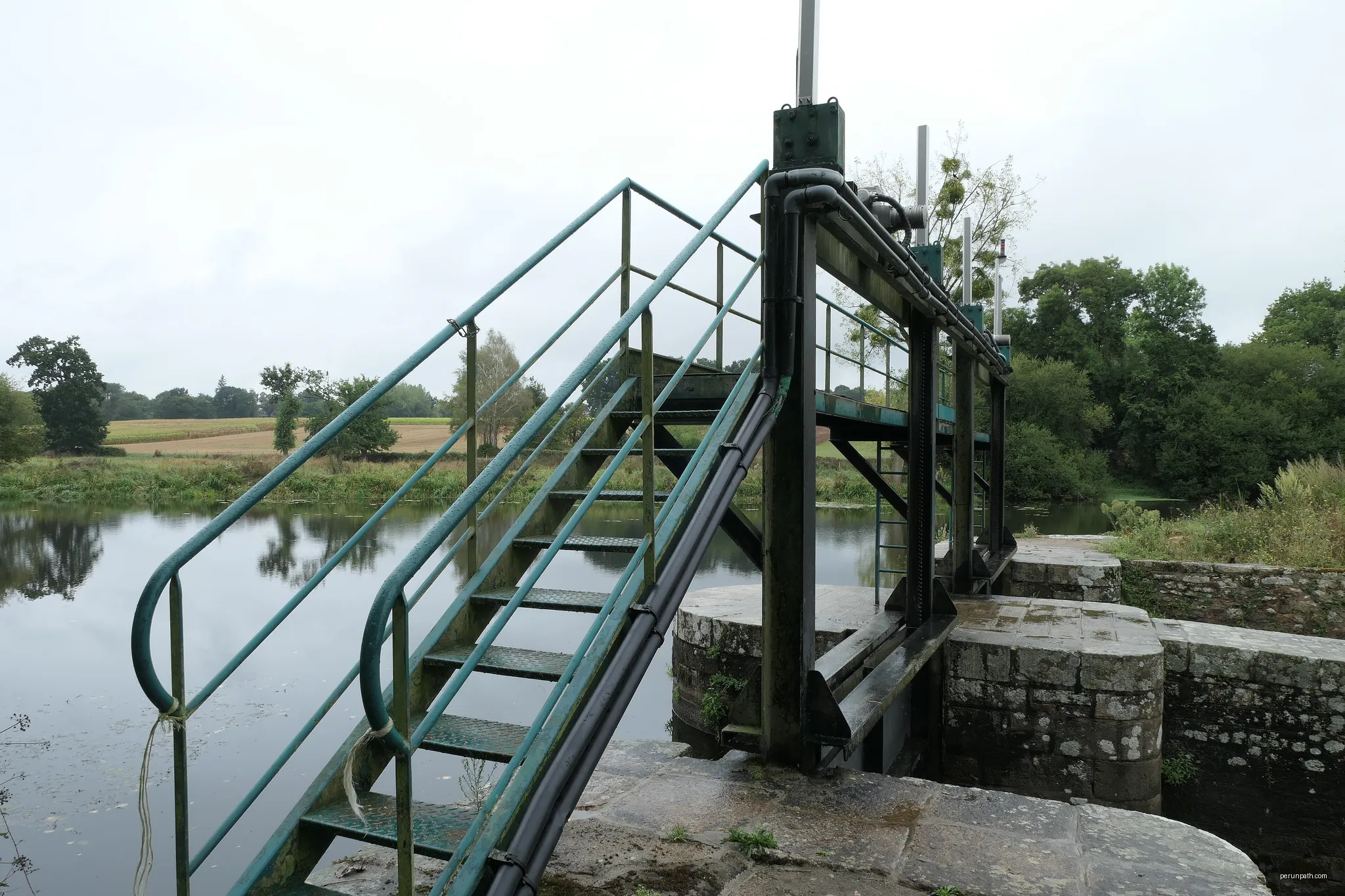 Rieux lock, on Nantes-Brest canal, in Saint-Congard and Saint-Martin-sur-Oust (Morbihan, France) | Autor: Fab5669 | Licencja: CC BY-SA 4.0 | Źródło: Wikimedia Commons
