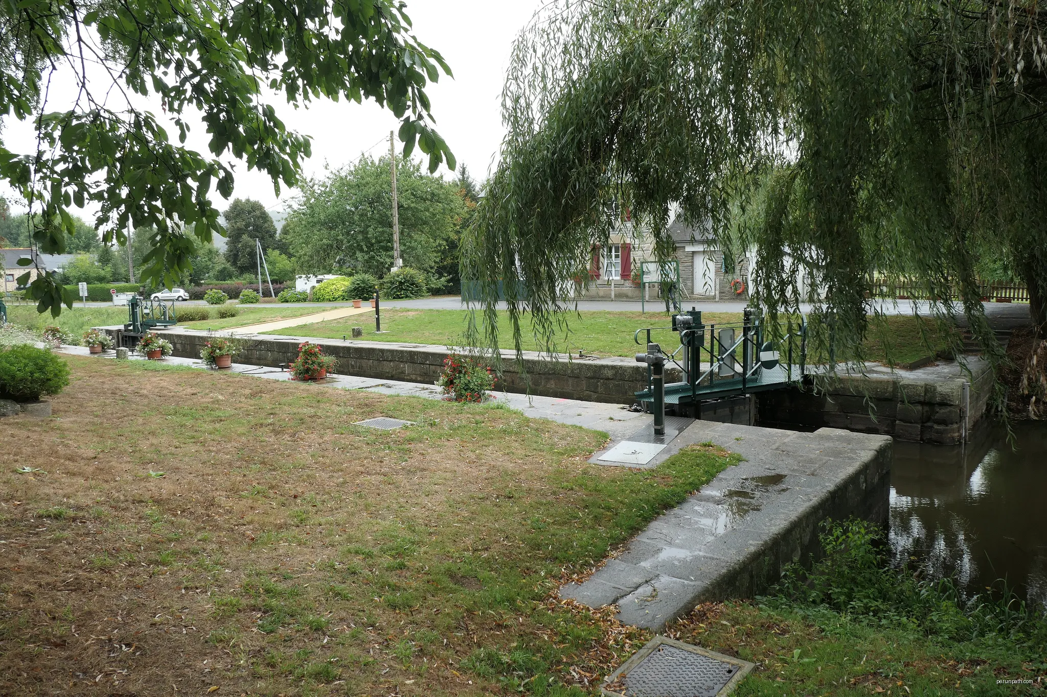 Rieux lock, on Nantes-Brest canal, in Saint-Congard and Saint-Martin-sur-Oust (Morbihan, France) | Autor: Fab5669 | Licencja: CC BY-SA 4.0 | Źródło: Wikimedia Commons