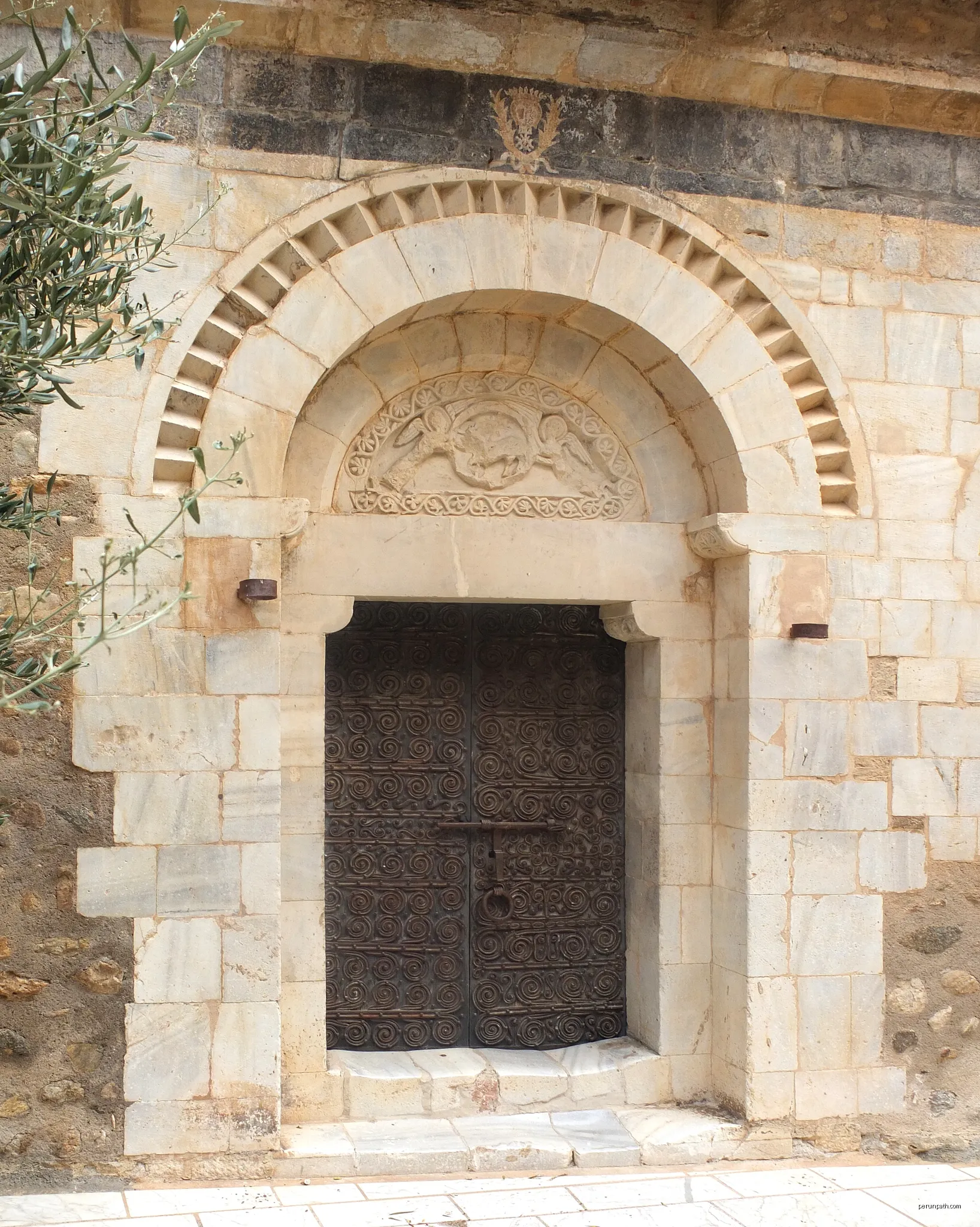 Portal of Notre-Dame church, Saint-Féliu-d'Amont, Roussillon, France.
Ministère de la Culture (France): Base Mémoire:  APMH00255866 | Autor: Palauenc05 | Licencja: CC BY-SA 4.0 | Źródło: Wikimedia Commons